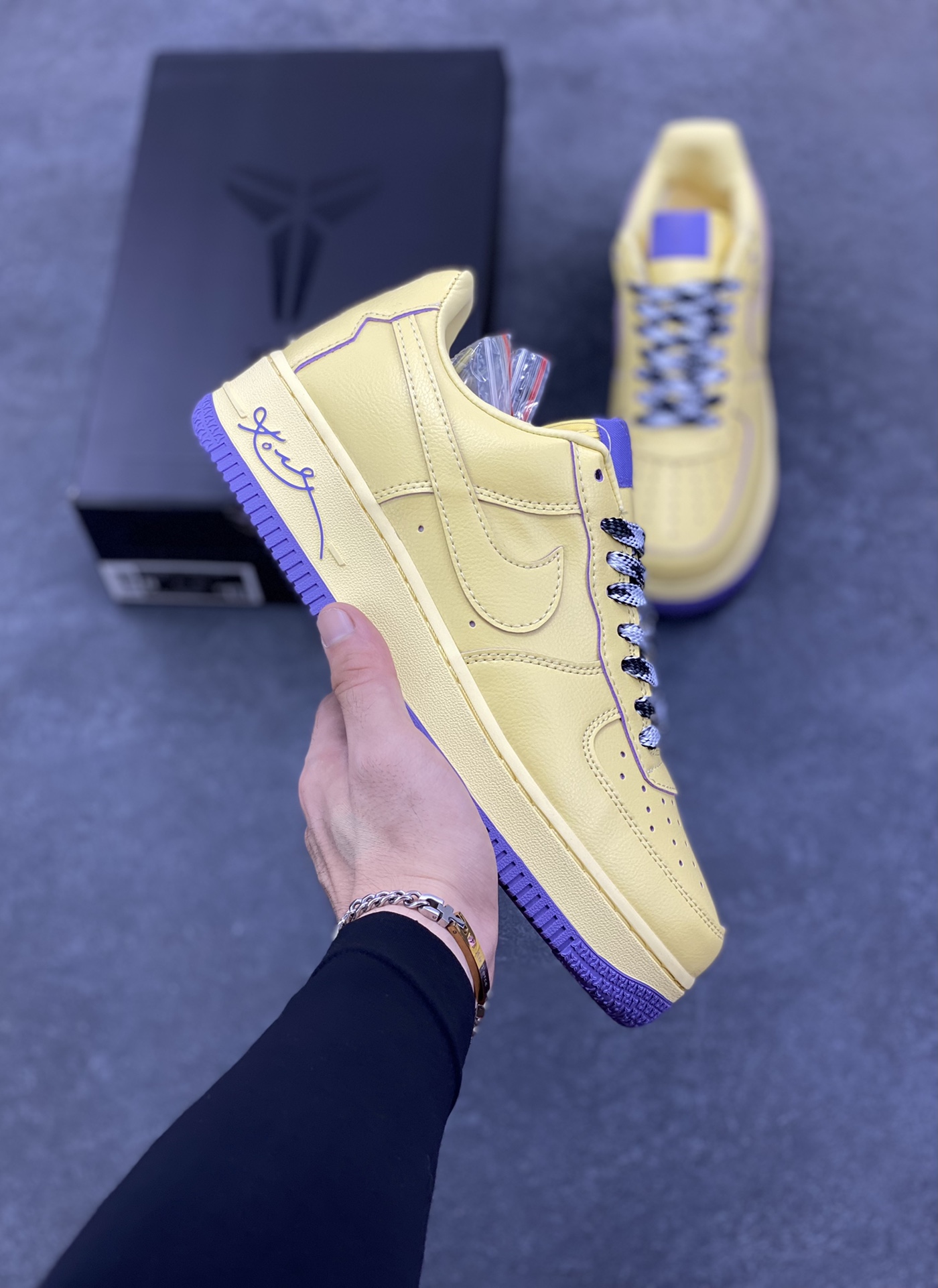 Nike Air Force 1 Low 空军一号低帮百搭休闲运动板鞋。柔软、弹性十足的缓震性能和出色的中底设计，横跨复古与现代的外型结合，造就出风靡全球三十多年的Force 1，直到今天还深受青睐。 货号：HV9408-700 尺码：36 36.5 37.5 38 38.5 39 40 40.5 41 42 42.5 43 44 44.5 45-选品中心