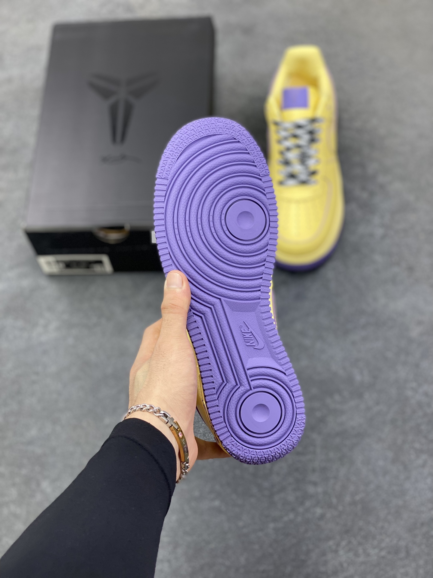 图片[5]-Nike Air Force 1 Low 空军一号低帮百搭休闲运动板鞋。柔软、弹性十足的缓震性能和出色的中底设计，横跨复古与现代的外型结合，造就出风靡全球三十多年的Force 1，直到今天还深受青睐。 货号：HV9408-700 尺码：36 36.5 37.5 38 38.5 39 40 40.5 41 42 42.5 43 44 44.5 45-选品中心