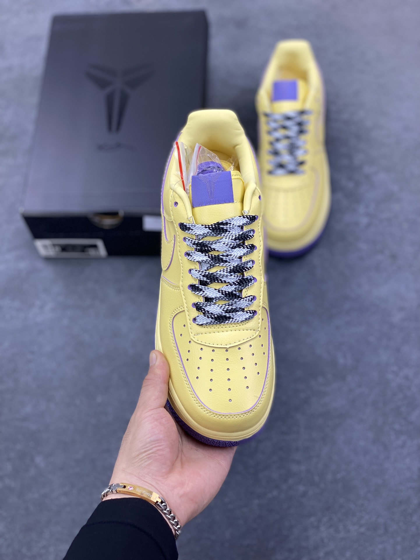 图片[2]-Nike Air Force 1 Low 空军一号低帮百搭休闲运动板鞋。柔软、弹性十足的缓震性能和出色的中底设计，横跨复古与现代的外型结合，造就出风靡全球三十多年的Force 1，直到今天还深受青睐。 货号：HV9408-700 尺码：36 36.5 37.5 38 38.5 39 40 40.5 41 42 42.5 43 44 44.5 45-选品中心