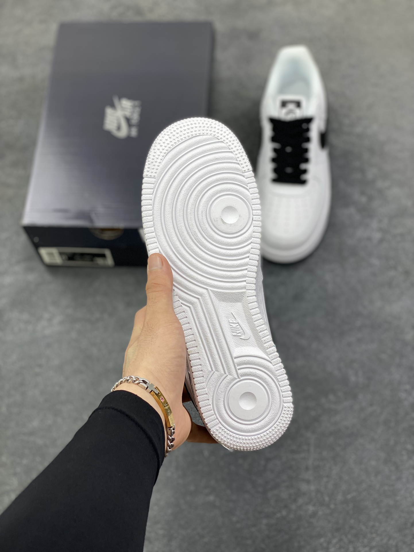 图片[5]-Nike Air Force 1 Low 空军一号低帮百搭休闲运动板鞋。柔软、弹性十足的缓震性能和出色的中底设计，横跨复古与现代的外型结合，造就出风靡全球三十多年的Force 1，直到今天还深受青睐。 货号：DD3223-100 尺码：36 36.5 37.5 38 38.5 39 40 40.5 41 42 42.5 43 44 44.5 45-选品中心