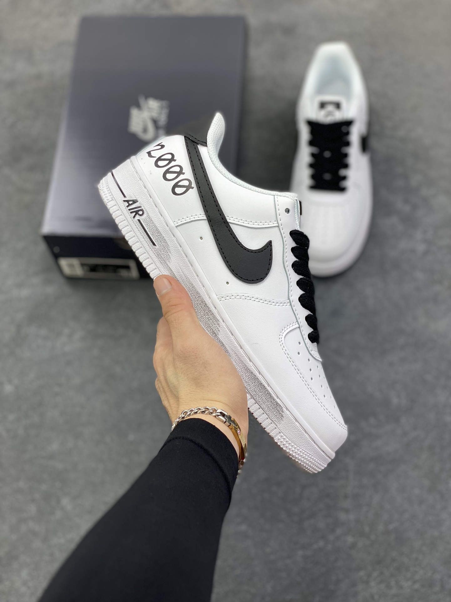 Nike Air Force 1 Low 空军一号低帮百搭休闲运动板鞋。柔软、弹性十足的缓震性能和出色的中底设计，横跨复古与现代的外型结合，造就出风靡全球三十多年的Force 1，直到今天还深受青睐。 货号：DD3223-100 尺码：36 36.5 37.5 38 38.5 39 40 40.5 41 42 42.5 43 44 44.5 45-选品中心