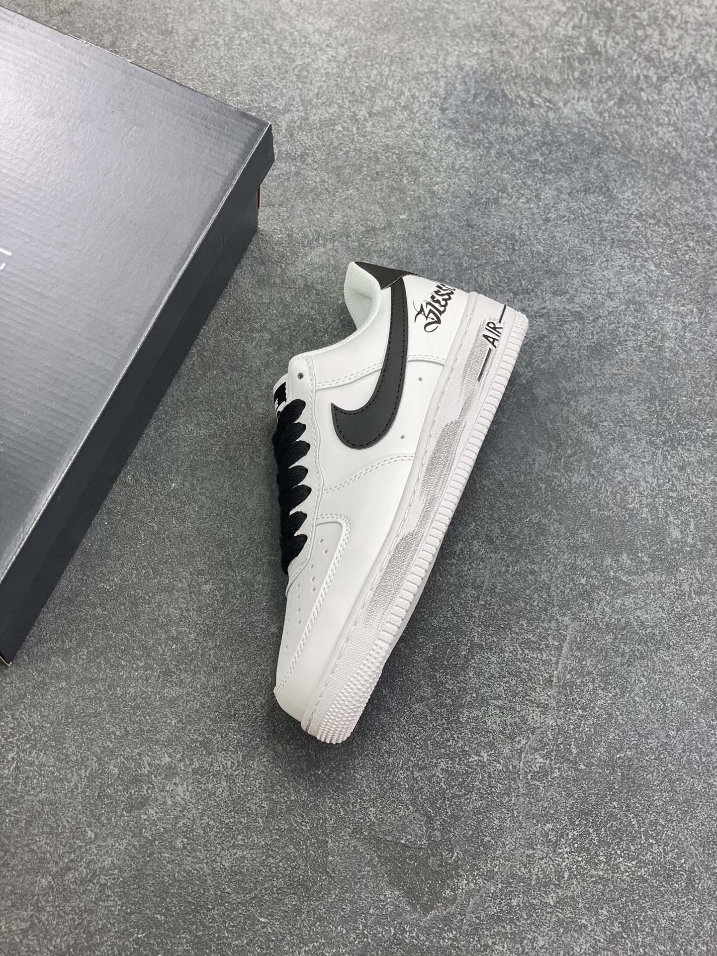 图片[7]-Nike Air Force 1 Low 空军一号低帮百搭休闲运动板鞋。柔软、弹性十足的缓震性能和出色的中底设计，横跨复古与现代的外型结合，造就出风靡全球三十多年的Force 1，直到今天还深受青睐。 货号：DD3223-100 尺码：36 36.5 37.5 38 38.5 39 40 40.5 41 42 42.5 43 44 44.5 45-选品中心