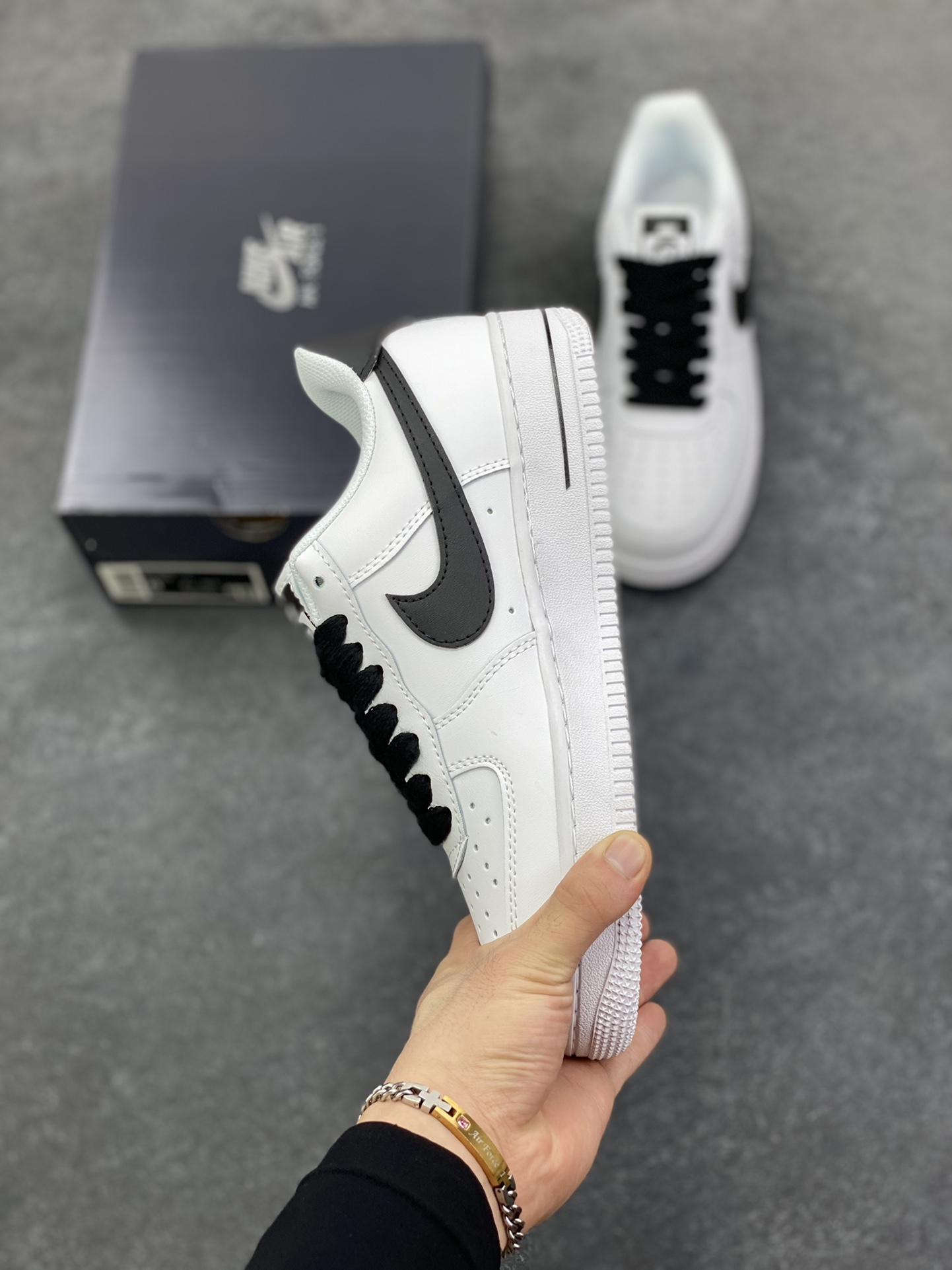 图片[3]-Nike Air Force 1 Low 空军一号低帮百搭休闲运动板鞋。柔软、弹性十足的缓震性能和出色的中底设计，横跨复古与现代的外型结合，造就出风靡全球三十多年的Force 1，直到今天还深受青睐。 货号：DD3223-100 尺码：36 36.5 37.5 38 38.5 39 40 40.5 41 42 42.5 43 44 44.5 45-选品中心