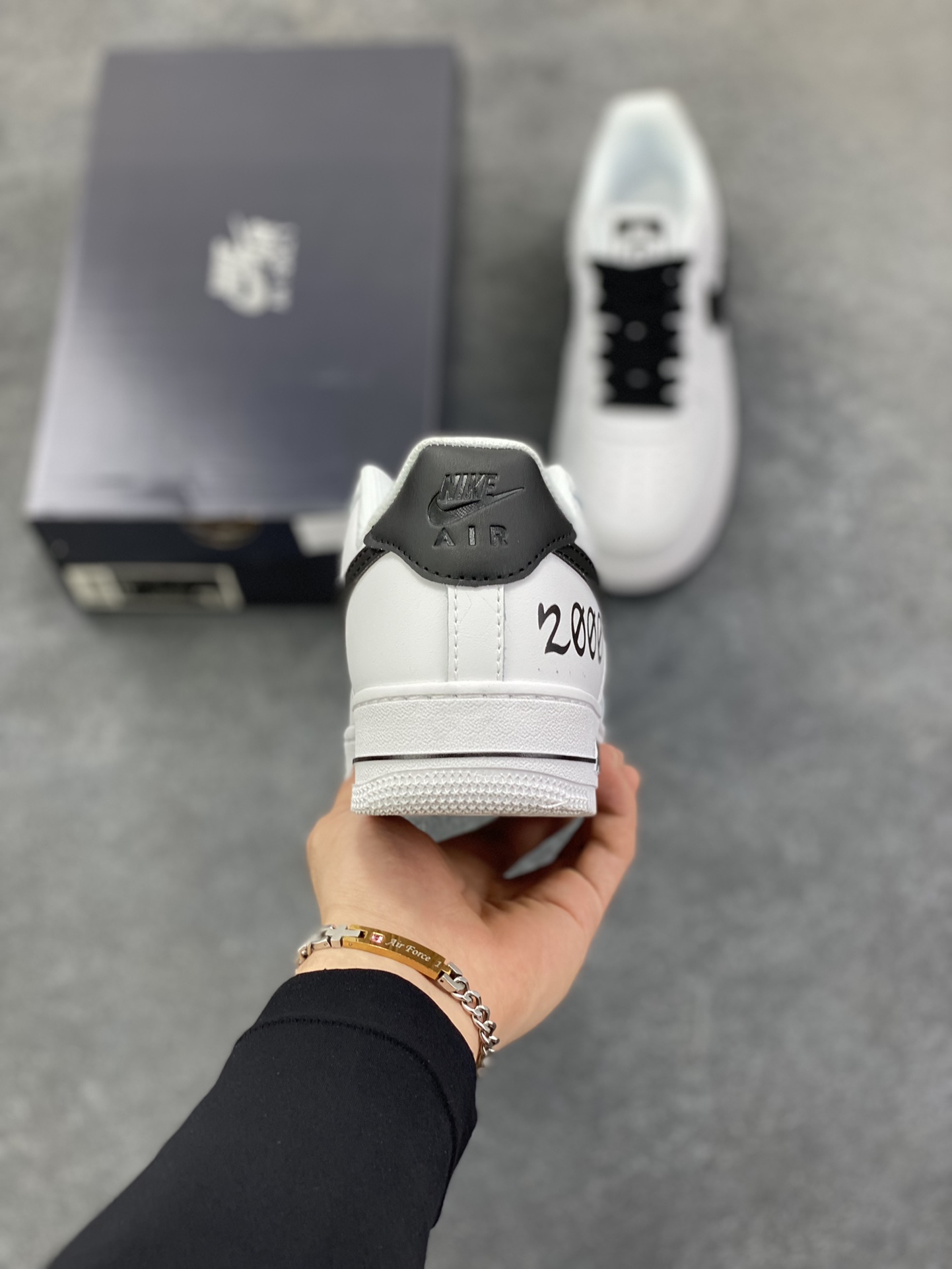 图片[4]-Nike Air Force 1 Low 空军一号低帮百搭休闲运动板鞋。柔软、弹性十足的缓震性能和出色的中底设计，横跨复古与现代的外型结合，造就出风靡全球三十多年的Force 1，直到今天还深受青睐。 货号：DD3223-100 尺码：36 36.5 37.5 38 38.5 39 40 40.5 41 42 42.5 43 44 44.5 45-选品中心
