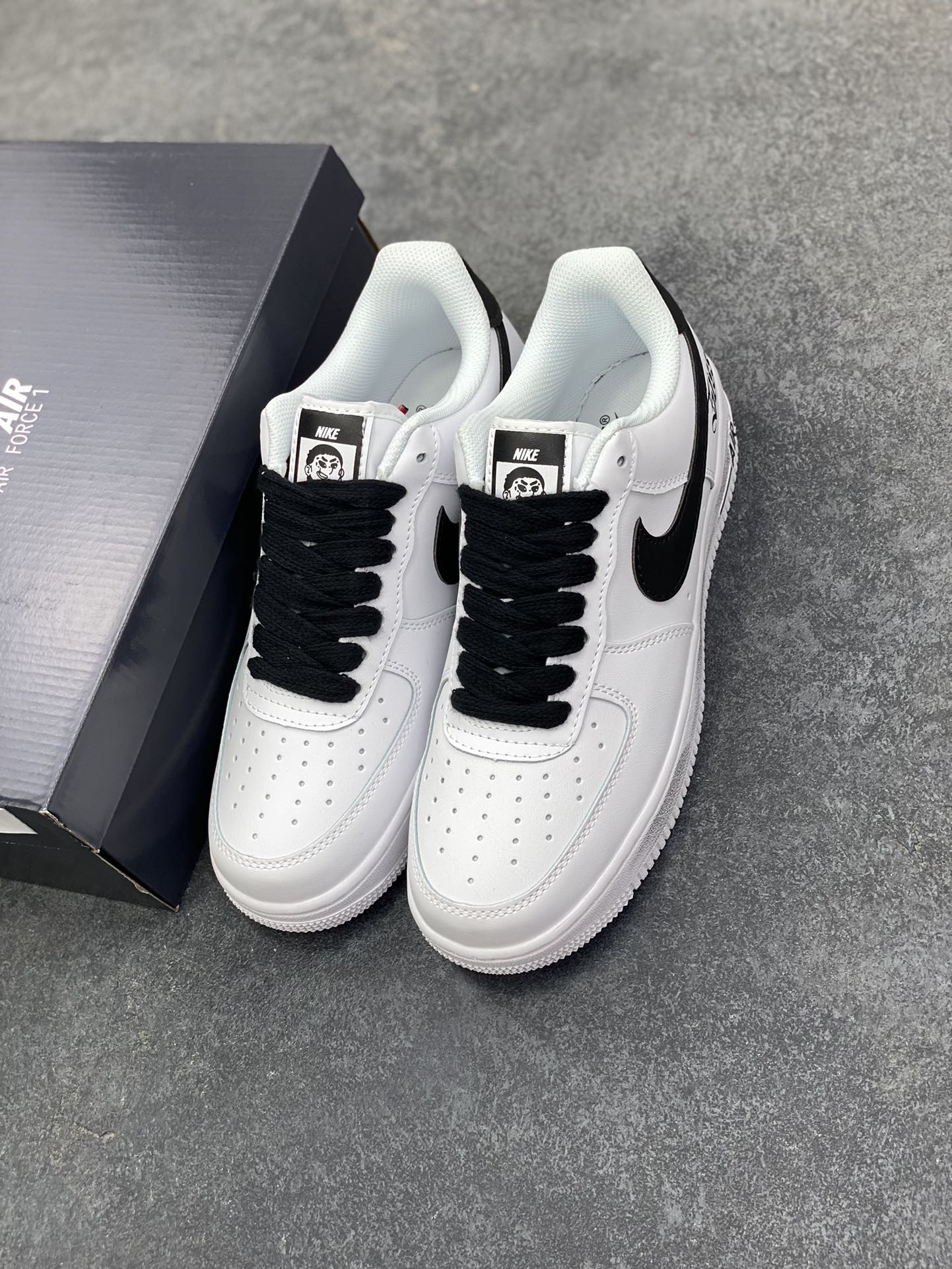 图片[8]-Nike Air Force 1 Low 空军一号低帮百搭休闲运动板鞋。柔软、弹性十足的缓震性能和出色的中底设计，横跨复古与现代的外型结合，造就出风靡全球三十多年的Force 1，直到今天还深受青睐。 货号：DD3223-100 尺码：36 36.5 37.5 38 38.5 39 40 40.5 41 42 42.5 43 44 44.5 45-选品中心