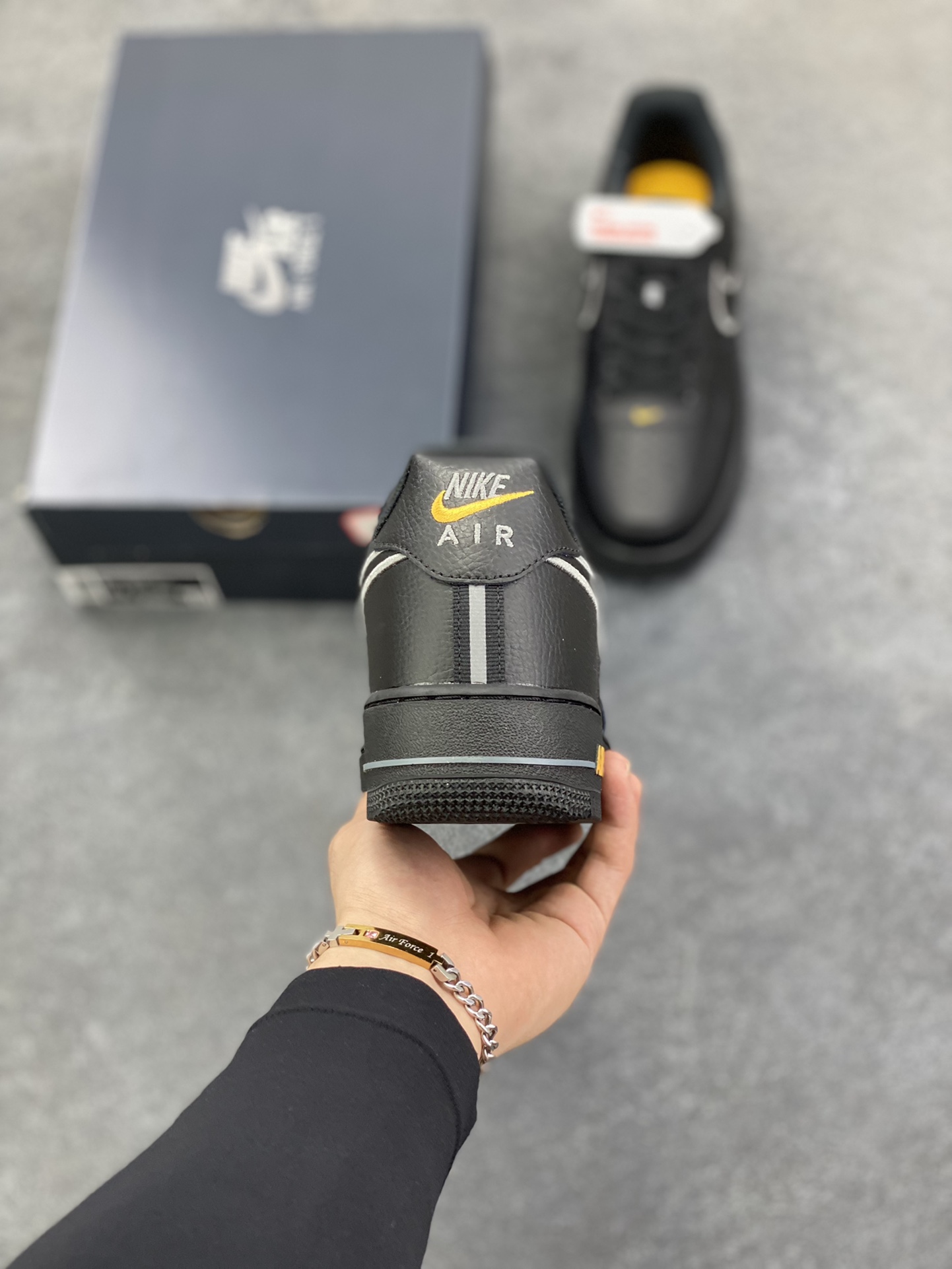 图片[4]-Nike Air Force 1 Low 07 黑黄 原楦头原纸板 打造纯正低帮空军版型 专注外贸渠道 全掌内置蜂窝气垫 原盒配件 原厂中底钢印、拉帮完美 货号：IB7677-001 尺码：36 36.5 37.5 38 38.5 39 40 40.5 41 42 42.5 43 44 44.5 45-选品中心