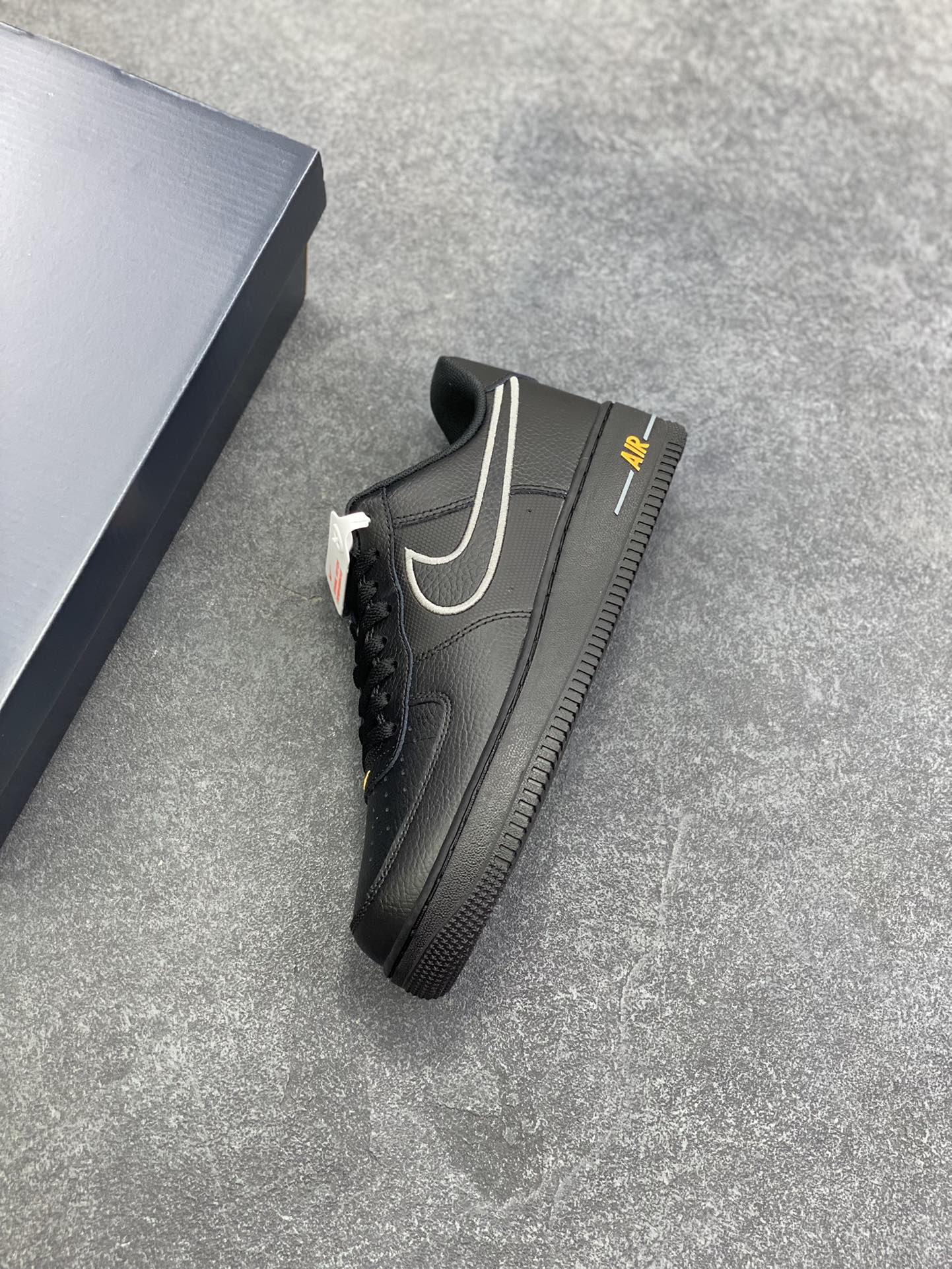 图片[7]-Nike Air Force 1 Low 07 黑黄 原楦头原纸板 打造纯正低帮空军版型 专注外贸渠道 全掌内置蜂窝气垫 原盒配件 原厂中底钢印、拉帮完美 货号：IB7677-001 尺码：36 36.5 37.5 38 38.5 39 40 40.5 41 42 42.5 43 44 44.5 45-选品中心