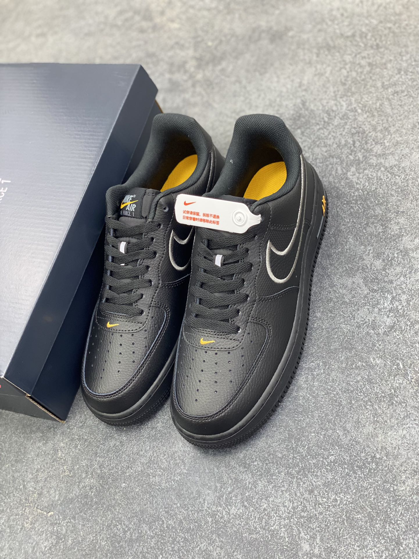 图片[8]-Nike Air Force 1 Low 07 黑黄 原楦头原纸板 打造纯正低帮空军版型 专注外贸渠道 全掌内置蜂窝气垫 原盒配件 原厂中底钢印、拉帮完美 货号：IB7677-001 尺码：36 36.5 37.5 38 38.5 39 40 40.5 41 42 42.5 43 44 44.5 45-选品中心