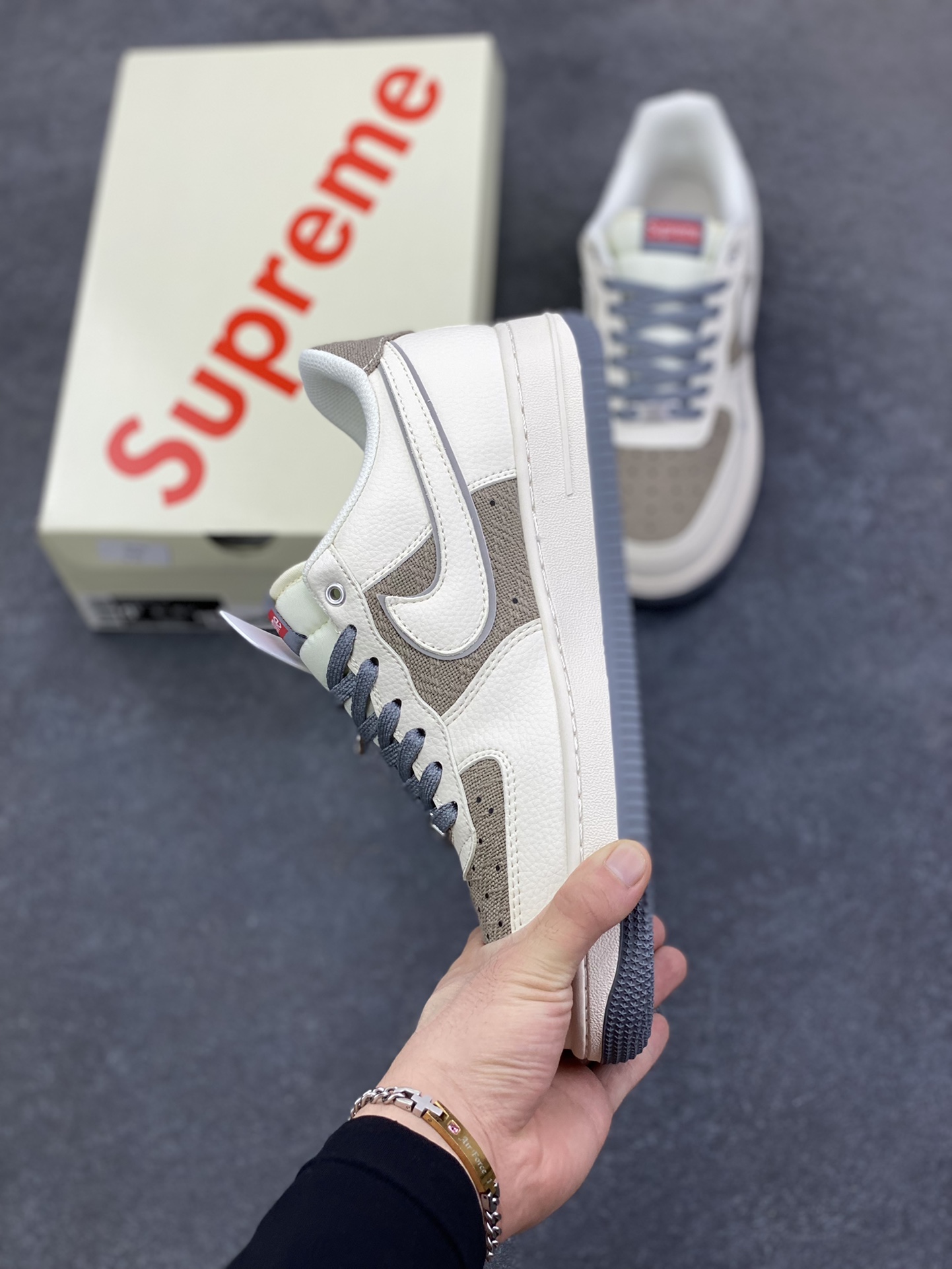 图片[3]-NIke Air Force 1 \’07 Low “Supreme联名——米灰帆布”空军一号 低帮 运动鞋 休闲鞋 折边针车 工艺难度大 原楦头原纸板 原装鞋盒 定制五金配件 内置全掌气垫 原厂鞋底 货号：XX3168-210 尺码：36 36.5 37.5 38 38.5 39 40 40.5 41 42 42.5 43 44 44.5 45-选品中心