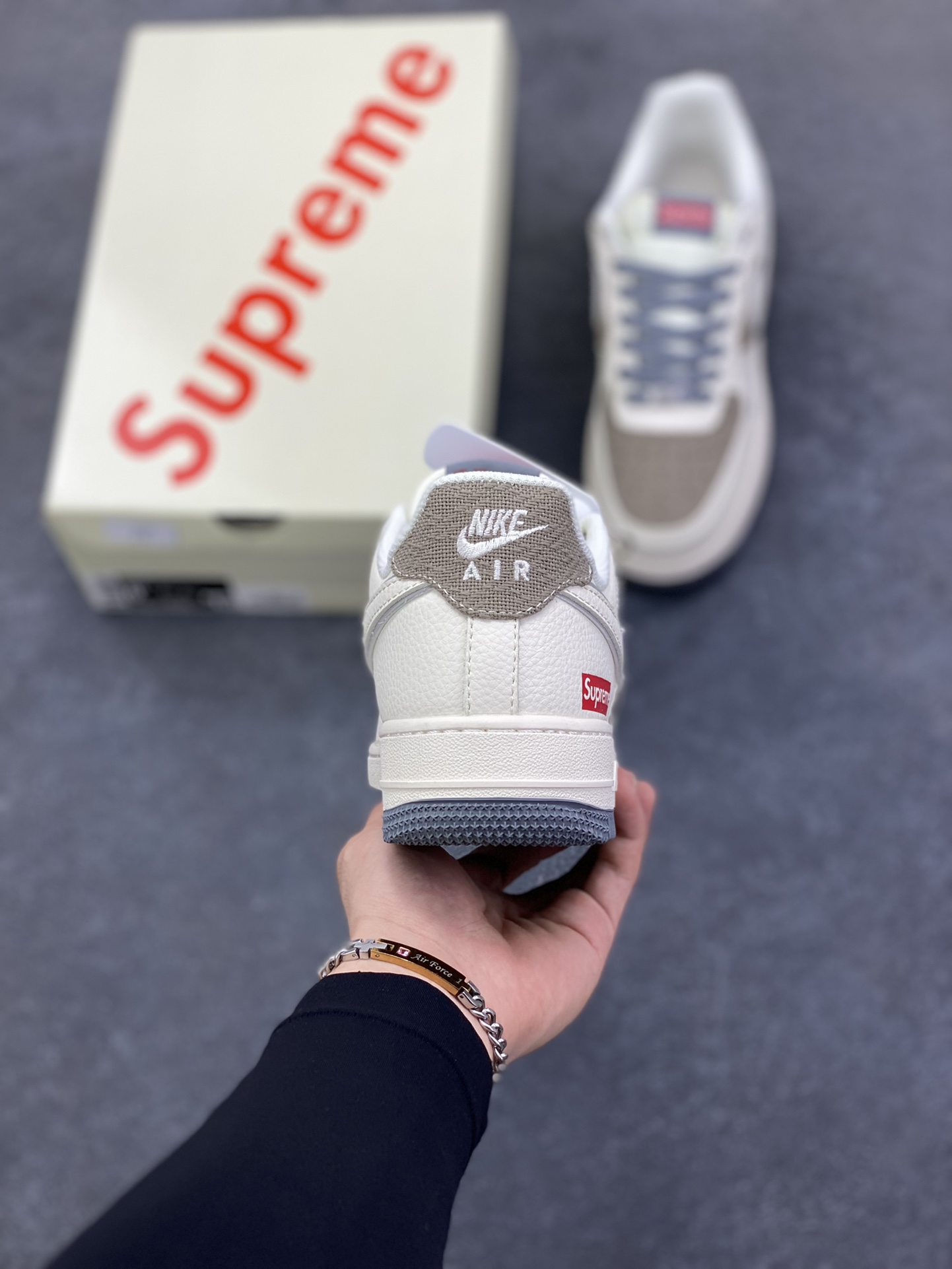 图片[4]-NIke Air Force 1 \’07 Low “Supreme联名——米灰帆布”空军一号 低帮 运动鞋 休闲鞋 折边针车 工艺难度大 原楦头原纸板 原装鞋盒 定制五金配件 内置全掌气垫 原厂鞋底 货号：XX3168-210 尺码：36 36.5 37.5 38 38.5 39 40 40.5 41 42 42.5 43 44 44.5 45-选品中心