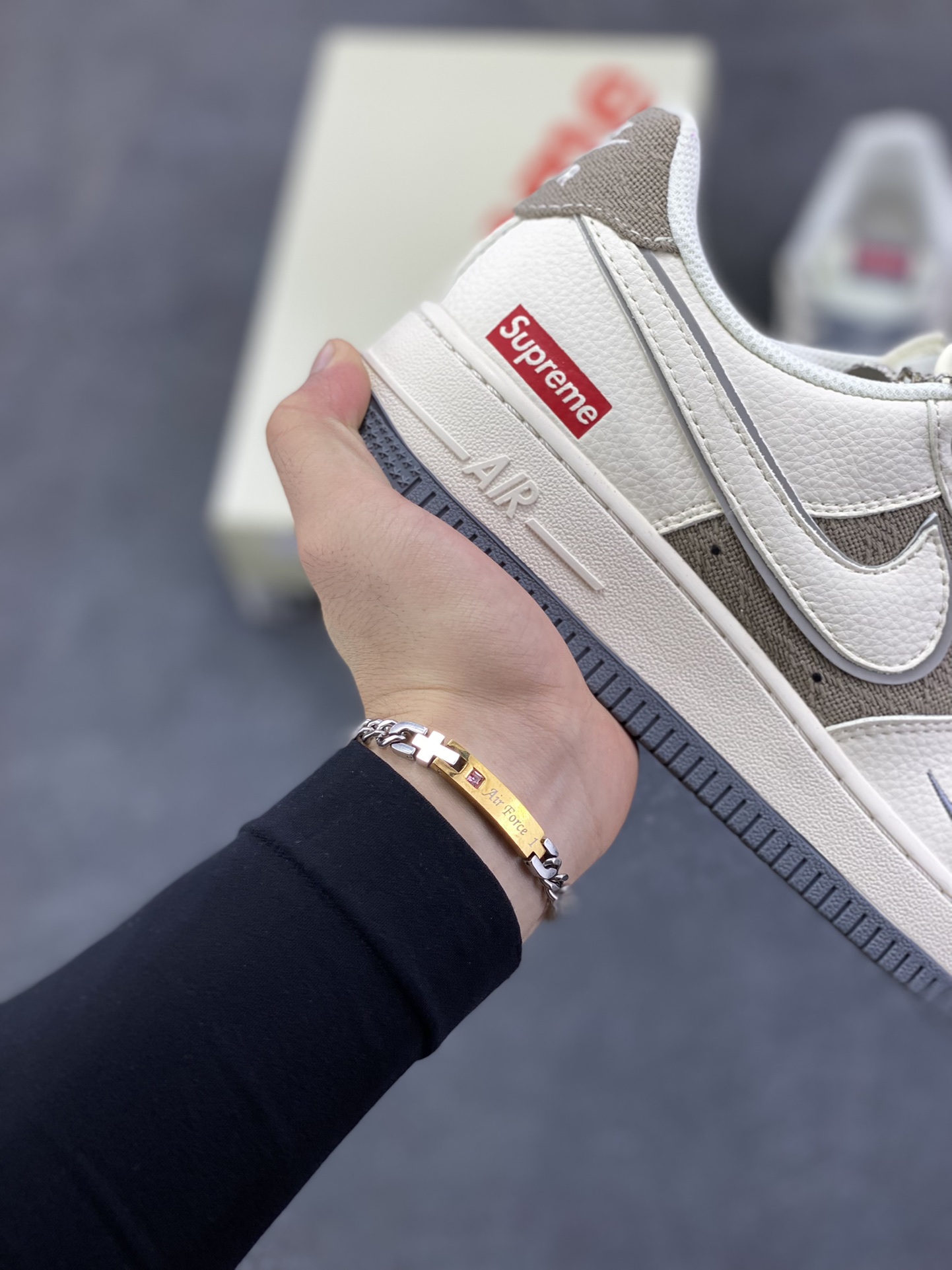 图片[6]-NIke Air Force 1 \’07 Low “Supreme联名——米灰帆布”空军一号 低帮 运动鞋 休闲鞋 折边针车 工艺难度大 原楦头原纸板 原装鞋盒 定制五金配件 内置全掌气垫 原厂鞋底 货号：XX3168-210 尺码：36 36.5 37.5 38 38.5 39 40 40.5 41 42 42.5 43 44 44.5 45-选品中心