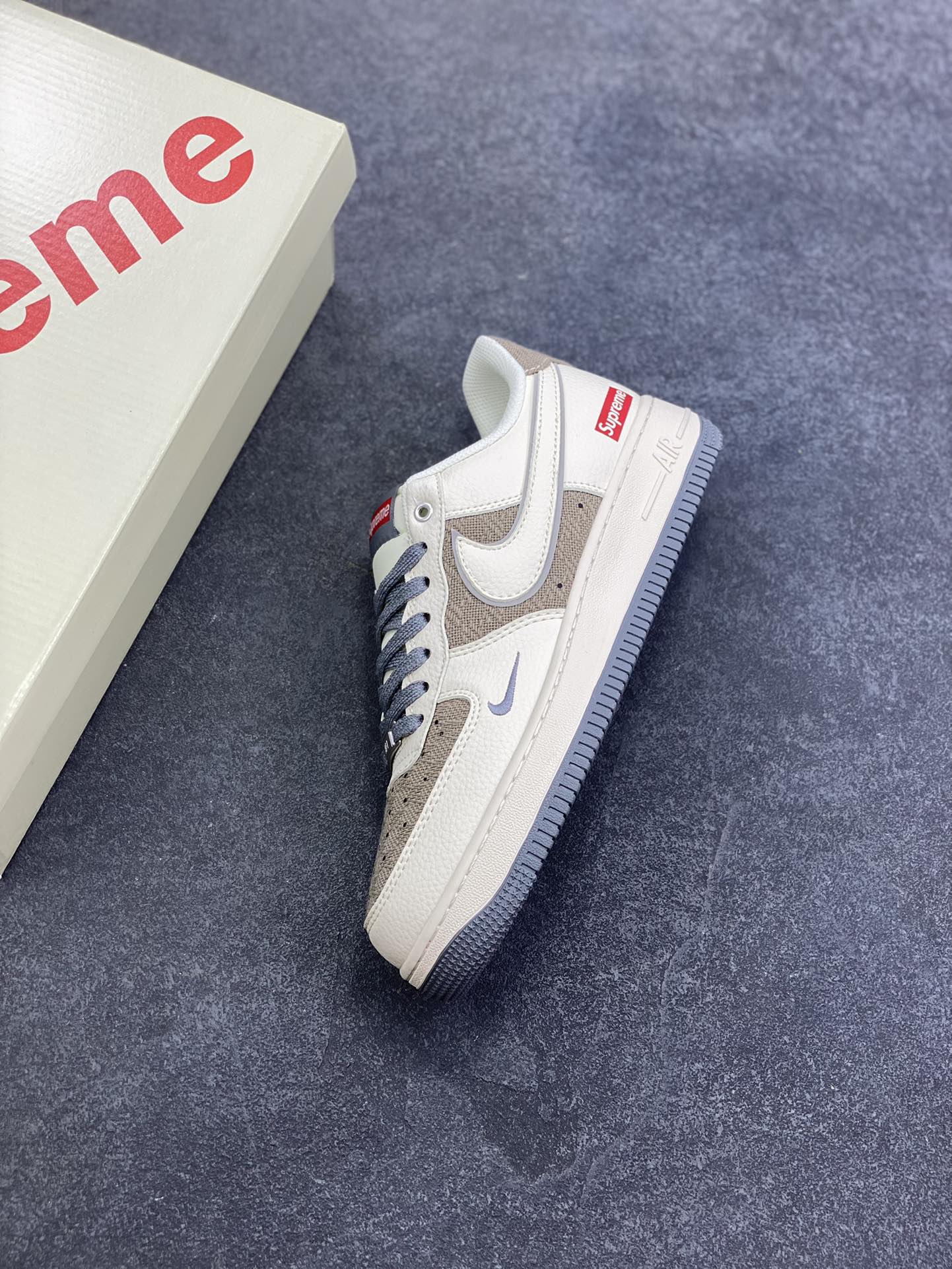 图片[7]-NIke Air Force 1 \’07 Low “Supreme联名——米灰帆布”空军一号 低帮 运动鞋 休闲鞋 折边针车 工艺难度大 原楦头原纸板 原装鞋盒 定制五金配件 内置全掌气垫 原厂鞋底 货号：XX3168-210 尺码：36 36.5 37.5 38 38.5 39 40 40.5 41 42 42.5 43 44 44.5 45-选品中心
