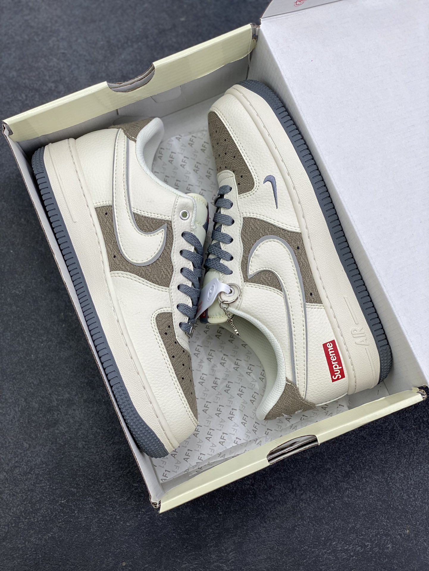 图片[9]-NIke Air Force 1 \’07 Low “Supreme联名——米灰帆布”空军一号 低帮 运动鞋 休闲鞋 折边针车 工艺难度大 原楦头原纸板 原装鞋盒 定制五金配件 内置全掌气垫 原厂鞋底 货号：XX3168-210 尺码：36 36.5 37.5 38 38.5 39 40 40.5 41 42 42.5 43 44 44.5 45-选品中心