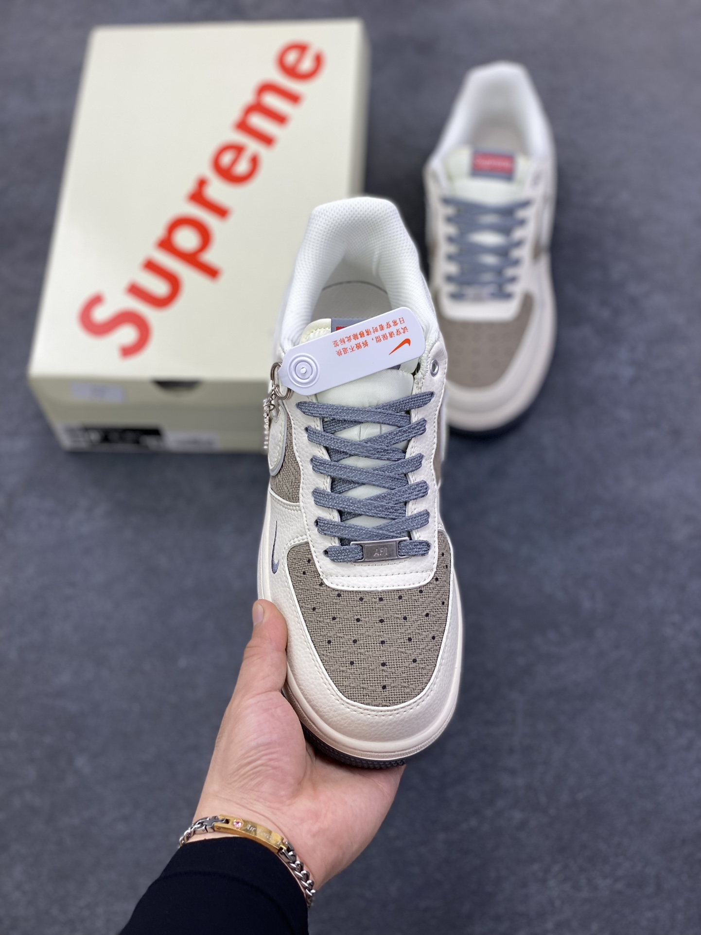图片[2]-NIke Air Force 1 \’07 Low “Supreme联名——米灰帆布”空军一号 低帮 运动鞋 休闲鞋 折边针车 工艺难度大 原楦头原纸板 原装鞋盒 定制五金配件 内置全掌气垫 原厂鞋底 货号：XX3168-210 尺码：36 36.5 37.5 38 38.5 39 40 40.5 41 42 42.5 43 44 44.5 45-选品中心