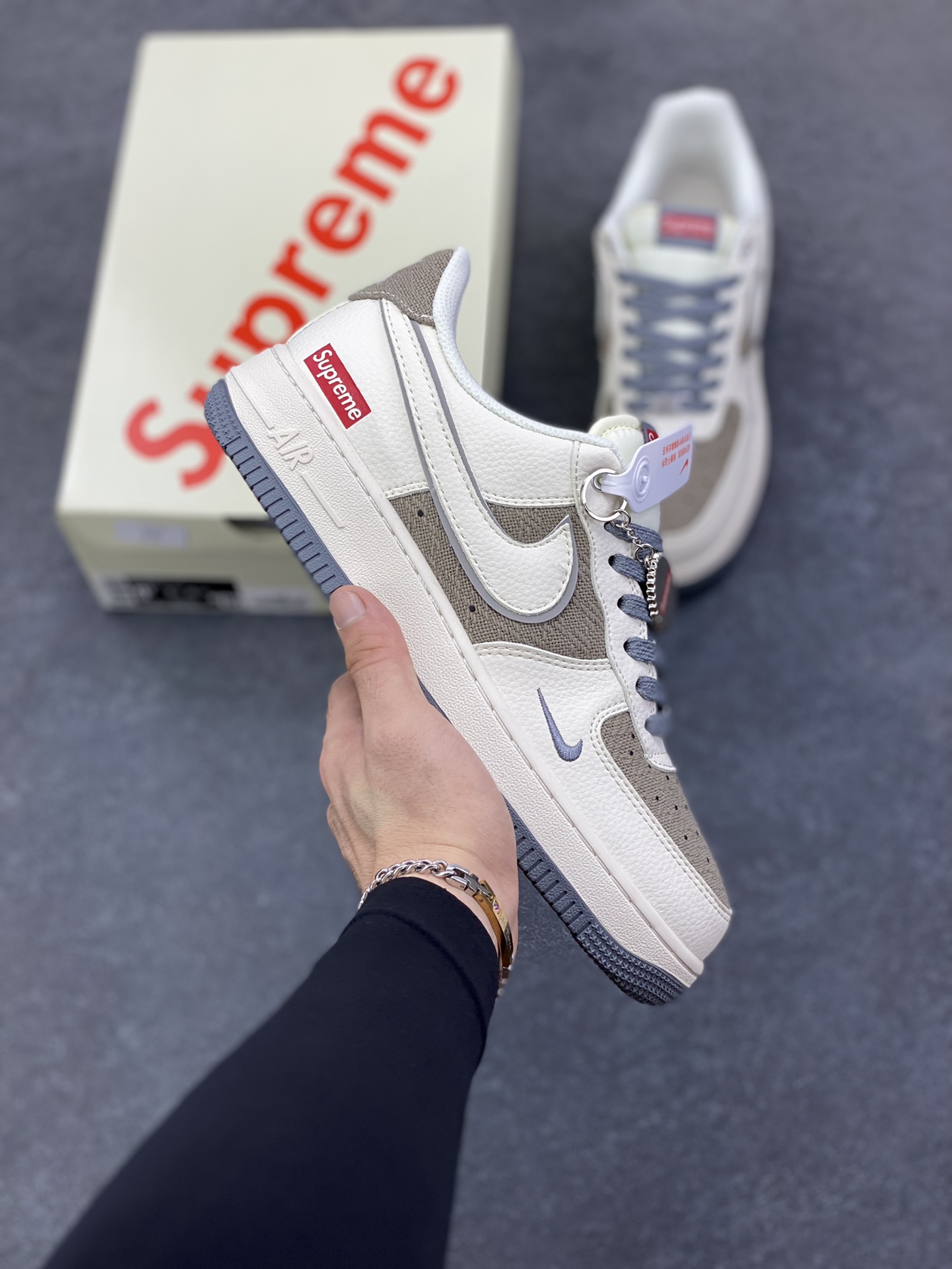NIke Air Force 1 \'07 Low “Supreme联名——米灰帆布”空军一号 低帮 运动鞋 休闲鞋 折边针车 工艺难度大 原楦头原纸板 原装鞋盒 定制五金配件 内置全掌气垫 原厂鞋底 货号：XX3168-210 尺码：36 36.5 37.5 38 38.5 39 40 40.5 41 42 42.5 43 44 44.5 45-选品中心
