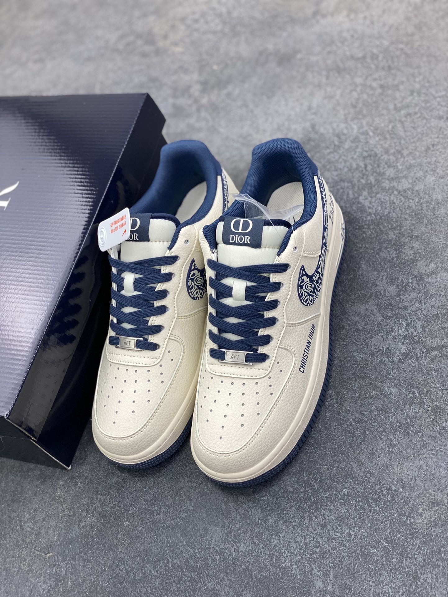 图片[8]-高端定制Nike Air Force 1 \’07 Low “迪奥Dior联名—— 米白迷彩蓝钩” 高端定制 低帮休闲板鞋 定制鞋盒 大厂纯原品质出货 超高清洁度 皮料切割干净无任何毛边 细节完美 货号：XD2588-608 尺码：36 36.5 37.5 38 38.5 39 40 40.5 41 42 42.5 43 44 44.5 45\”},\”album\”：{\”isOpenImageSearch\”：true,\”isSearchAcceleration\”：true,\”desc\”：\”-选品中心