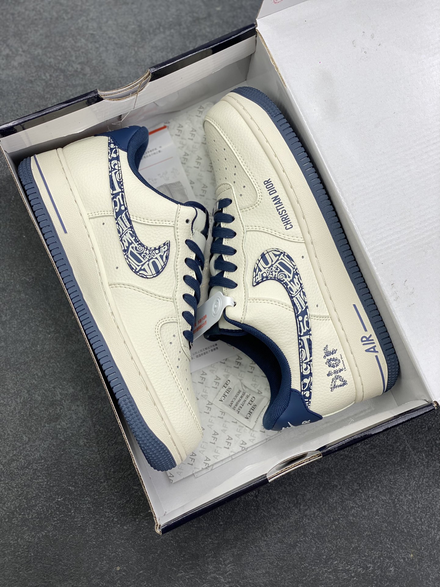 图片[9]-高端定制Nike Air Force 1 \’07 Low “迪奥Dior联名—— 米白迷彩蓝钩” 高端定制 低帮休闲板鞋 定制鞋盒 大厂纯原品质出货 超高清洁度 皮料切割干净无任何毛边 细节完美 货号：XD2588-608 尺码：36 36.5 37.5 38 38.5 39 40 40.5 41 42 42.5 43 44 44.5 45\”},\”album\”：{\”isOpenImageSearch\”：true,\”isSearchAcceleration\”：true,\”desc\”：\”-选品中心