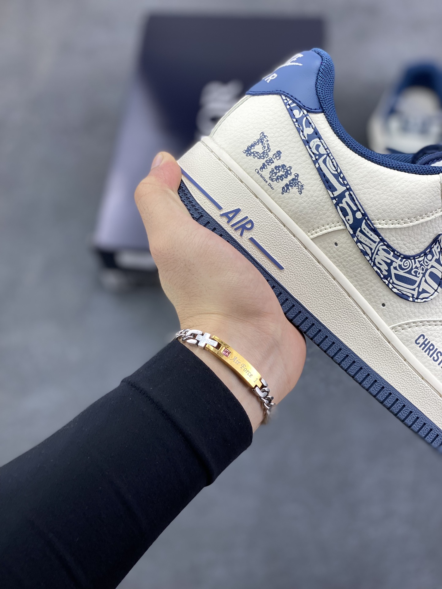 图片[6]-高端定制Nike Air Force 1 \’07 Low “迪奥Dior联名—— 米白迷彩蓝钩” 高端定制 低帮休闲板鞋 定制鞋盒 大厂纯原品质出货 超高清洁度 皮料切割干净无任何毛边 细节完美 货号：XD2588-608 尺码：36 36.5 37.5 38 38.5 39 40 40.5 41 42 42.5 43 44 44.5 45\”},\”album\”：{\”isOpenImageSearch\”：true,\”isSearchAcceleration\”：true,\”desc\”：\”-选品中心