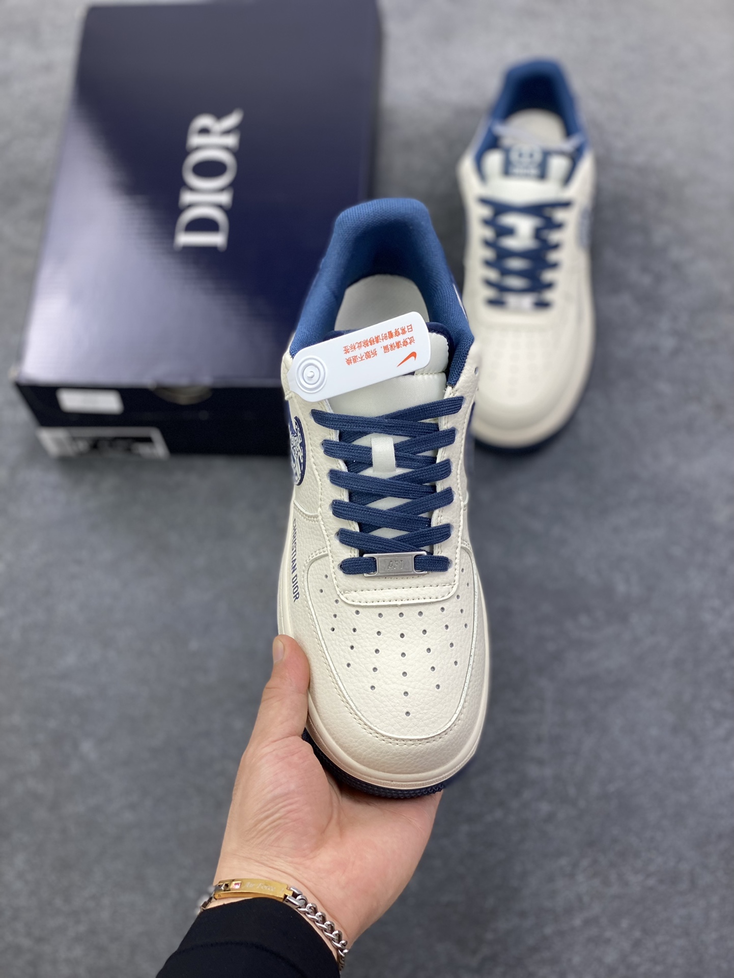 图片[2]-高端定制Nike Air Force 1 \’07 Low “迪奥Dior联名—— 米白迷彩蓝钩” 高端定制 低帮休闲板鞋 定制鞋盒 大厂纯原品质出货 超高清洁度 皮料切割干净无任何毛边 细节完美 货号：XD2588-608 尺码：36 36.5 37.5 38 38.5 39 40 40.5 41 42 42.5 43 44 44.5 45\”},\”album\”：{\”isOpenImageSearch\”：true,\”isSearchAcceleration\”：true,\”desc\”：\”-选品中心