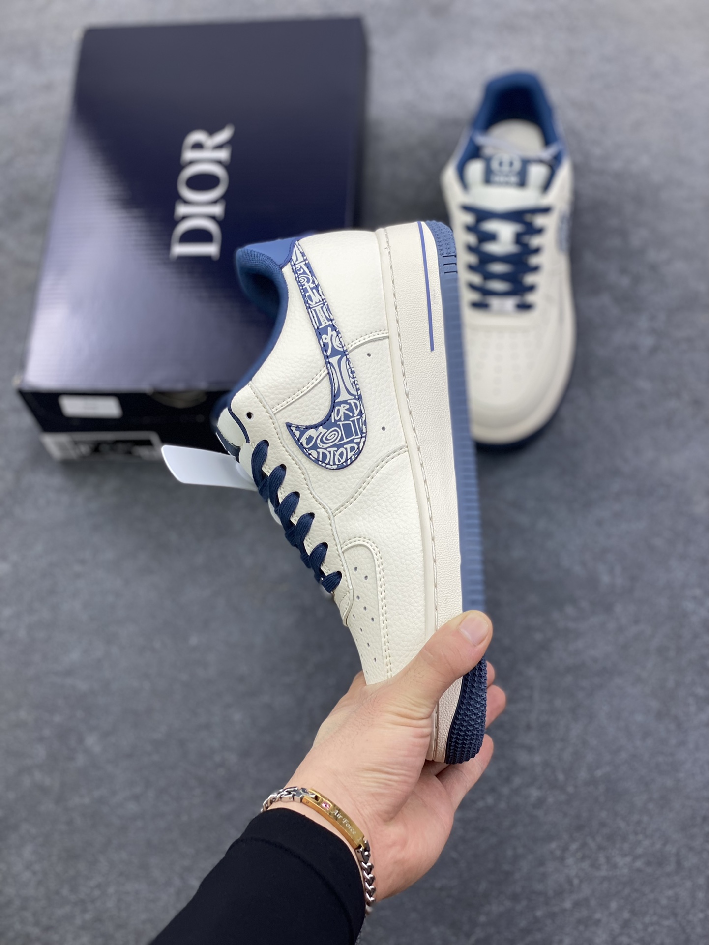 图片[3]-高端定制Nike Air Force 1 \’07 Low “迪奥Dior联名—— 米白迷彩蓝钩” 高端定制 低帮休闲板鞋 定制鞋盒 大厂纯原品质出货 超高清洁度 皮料切割干净无任何毛边 细节完美 货号：XD2588-608 尺码：36 36.5 37.5 38 38.5 39 40 40.5 41 42 42.5 43 44 44.5 45\”},\”album\”：{\”isOpenImageSearch\”：true,\”isSearchAcceleration\”：true,\”desc\”：\”-选品中心