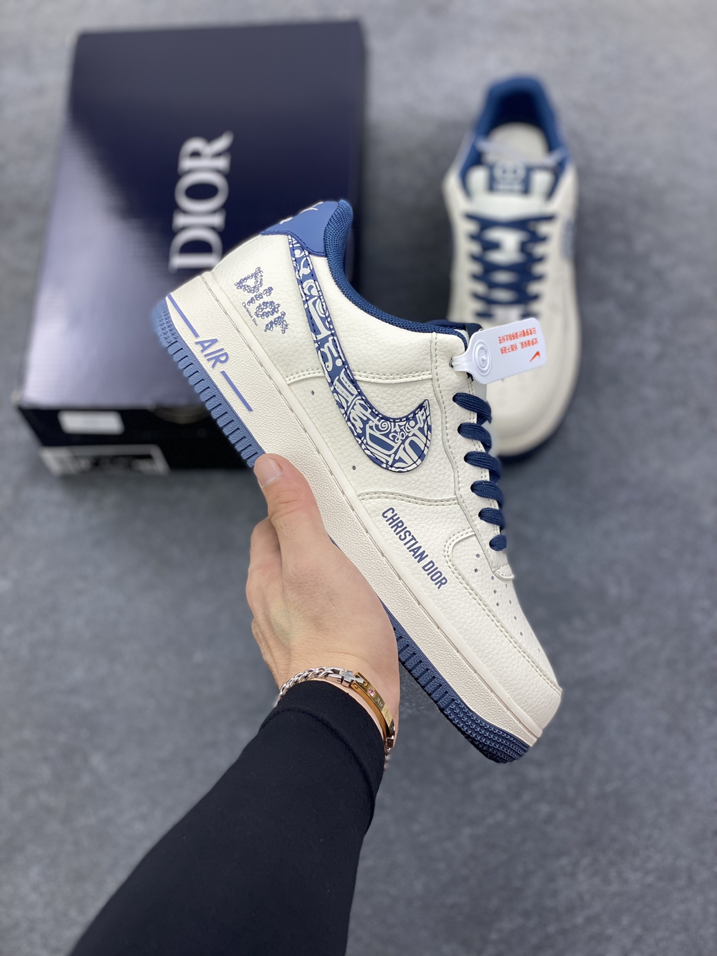 高端定制Nike Air Force 1 \'07 Low “迪奥Dior联名------ 米白迷彩蓝钩” 高端定制 低帮休闲板鞋 定制鞋盒 大厂纯原品质出货 超高清洁度 皮料切割干净无任何毛边 细节完美 货号：XD2588-608 尺码：36 36.5 37.5 38 38.5 39 40 40.5 41 42 42.5 43 44 44.5 45\