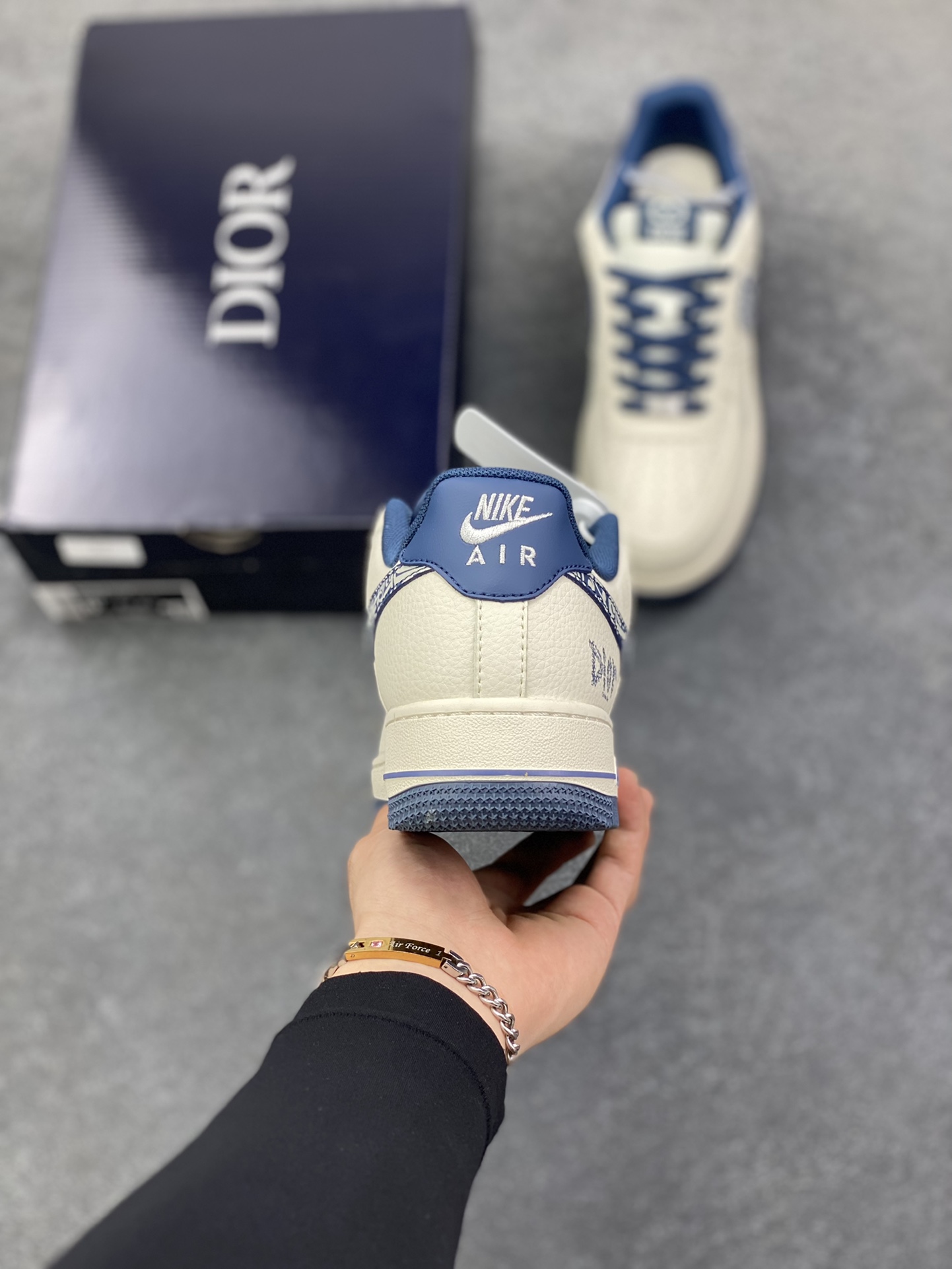 图片[4]-高端定制Nike Air Force 1 \’07 Low “迪奥Dior联名—— 米白迷彩蓝钩” 高端定制 低帮休闲板鞋 定制鞋盒 大厂纯原品质出货 超高清洁度 皮料切割干净无任何毛边 细节完美 货号：XD2588-608 尺码：36 36.5 37.5 38 38.5 39 40 40.5 41 42 42.5 43 44 44.5 45\”},\”album\”：{\”isOpenImageSearch\”：true,\”isSearchAcceleration\”：true,\”desc\”：\”-选品中心