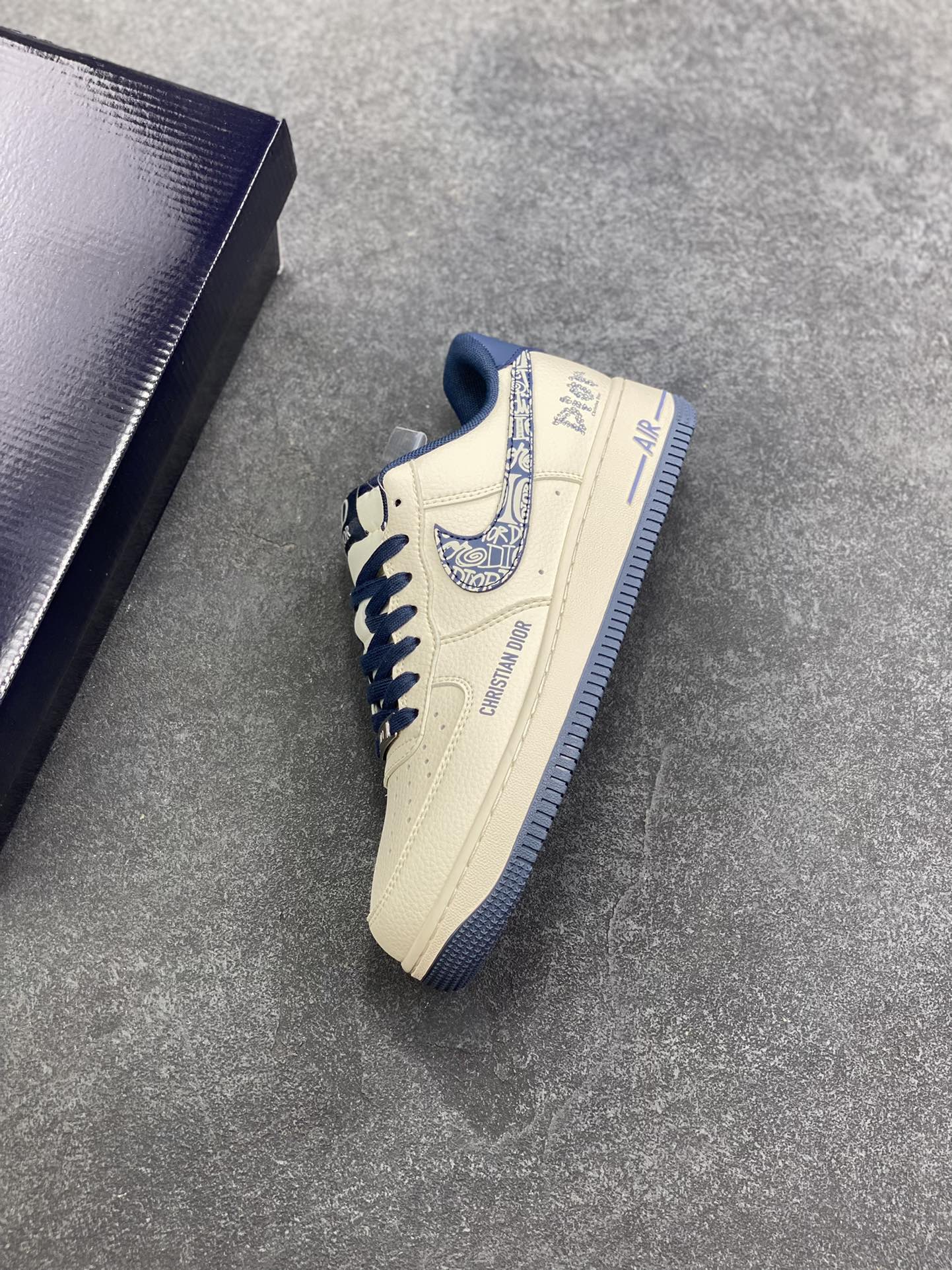 图片[7]-高端定制Nike Air Force 1 \’07 Low “迪奥Dior联名—— 米白迷彩蓝钩” 高端定制 低帮休闲板鞋 定制鞋盒 大厂纯原品质出货 超高清洁度 皮料切割干净无任何毛边 细节完美 货号：XD2588-608 尺码：36 36.5 37.5 38 38.5 39 40 40.5 41 42 42.5 43 44 44.5 45\”},\”album\”：{\”isOpenImageSearch\”：true,\”isSearchAcceleration\”：true,\”desc\”：\”-选品中心