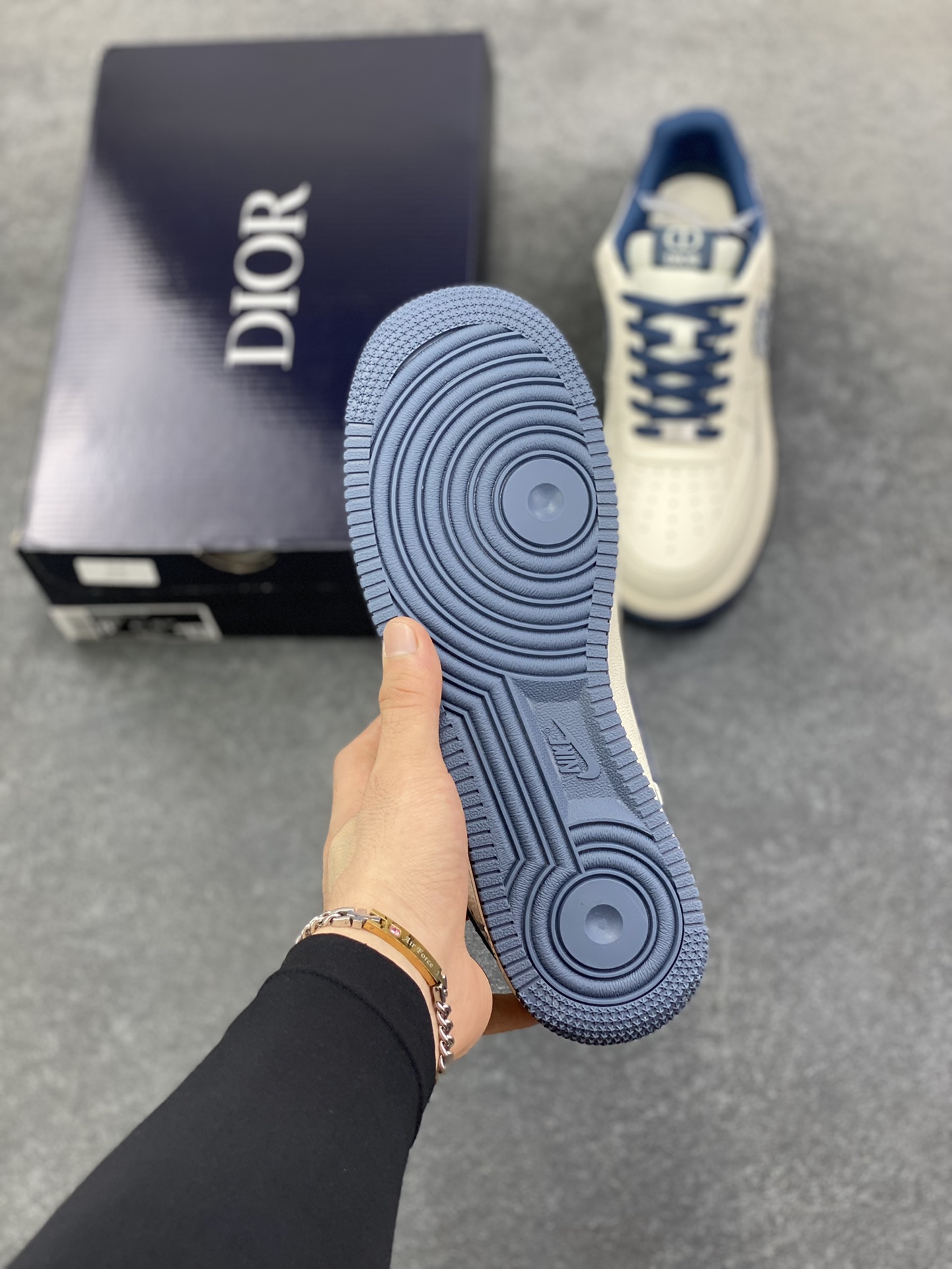 图片[5]-高端定制Nike Air Force 1 \’07 Low “迪奥Dior联名—— 米白迷彩蓝钩” 高端定制 低帮休闲板鞋 定制鞋盒 大厂纯原品质出货 超高清洁度 皮料切割干净无任何毛边 细节完美 货号：XD2588-608 尺码：36 36.5 37.5 38 38.5 39 40 40.5 41 42 42.5 43 44 44.5 45\”},\”album\”：{\”isOpenImageSearch\”：true,\”isSearchAcceleration\”：true,\”desc\”：\”-选品中心