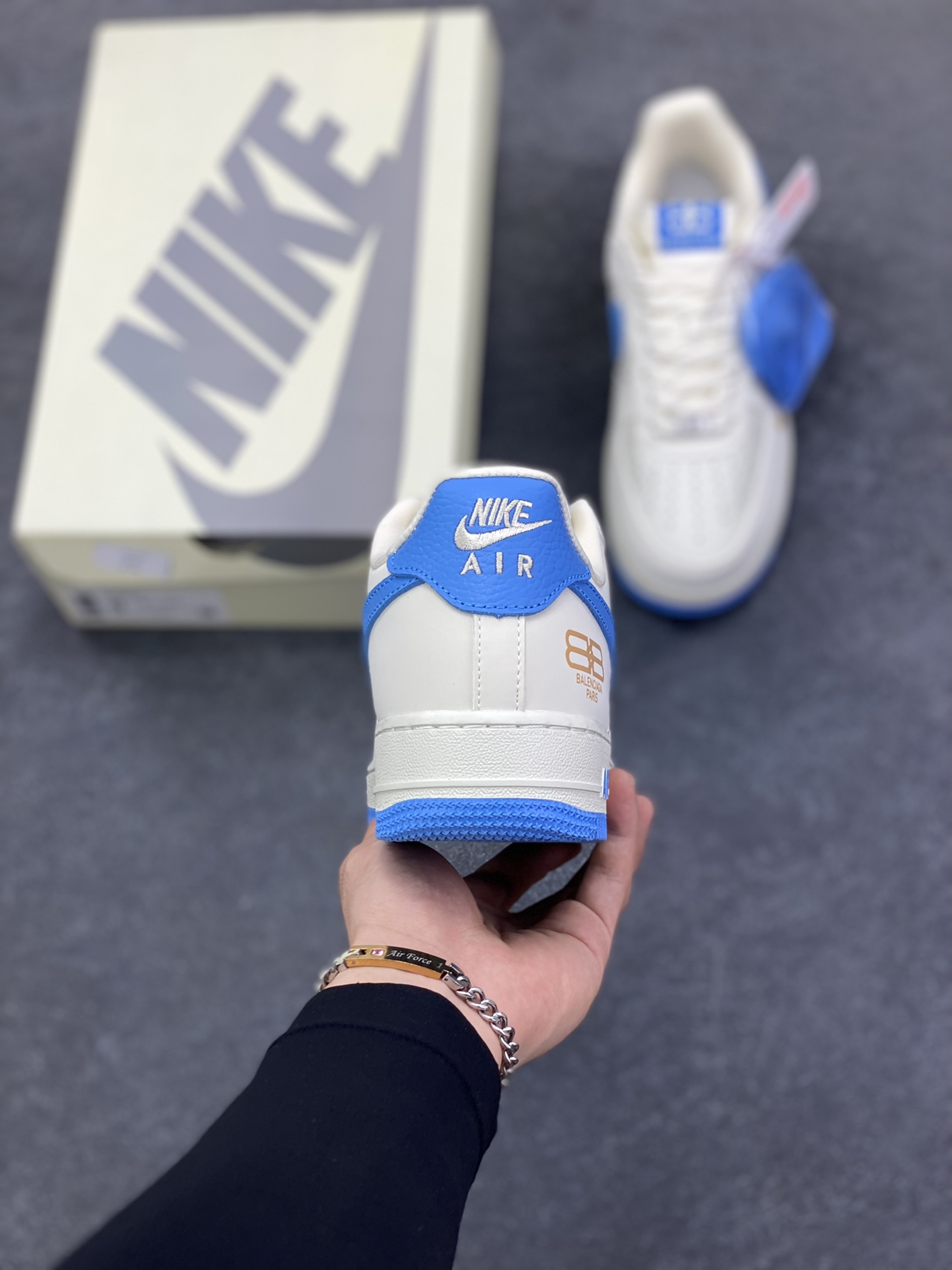 图片[4]-NIke Air Force 1 \’07 Low 巴黎世家联名–白蓝金 空军一号低帮 运动鞋 休闲鞋 高级夜光效果 折边针车 工艺难度大 原楦头原纸板 高端定制鞋盒 原厂鞋底 超高清洁度 细节完美 货号：YF9511-803 尺码：36 36.5 37.5 38 38.5 39 40 40.5 41 42 42.5 43 44 44.5 45-选品中心