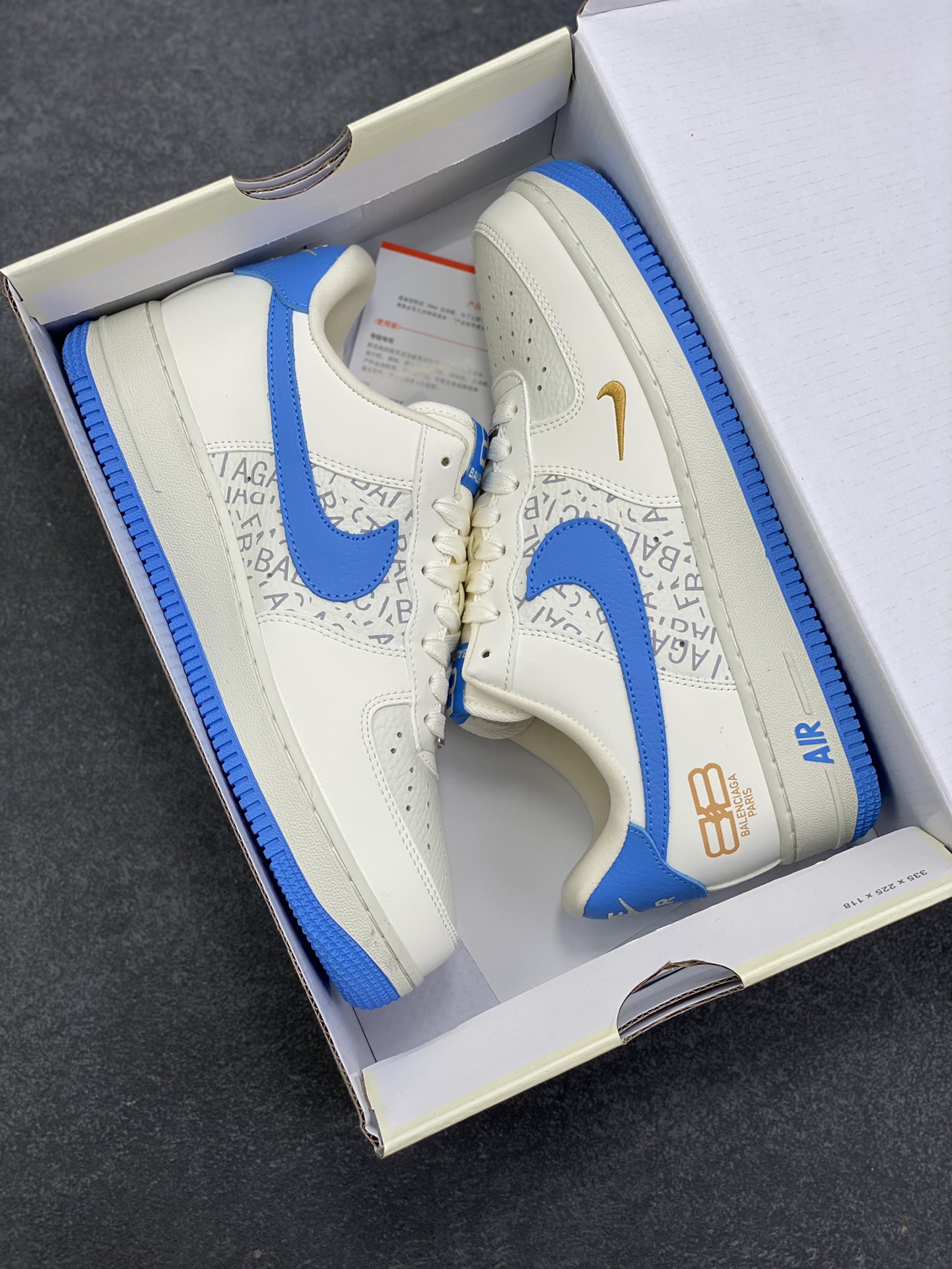 图片[9]-NIke Air Force 1 \’07 Low 巴黎世家联名–白蓝金 空军一号低帮 运动鞋 休闲鞋 高级夜光效果 折边针车 工艺难度大 原楦头原纸板 高端定制鞋盒 原厂鞋底 超高清洁度 细节完美 货号：YF9511-803 尺码：36 36.5 37.5 38 38.5 39 40 40.5 41 42 42.5 43 44 44.5 45-选品中心