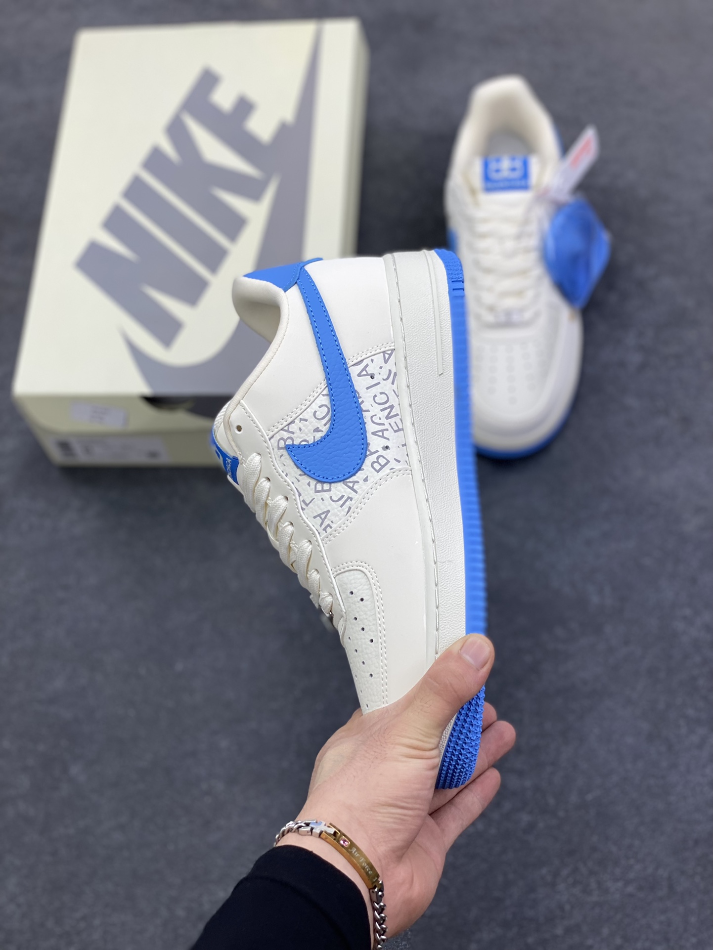 图片[3]-NIke Air Force 1 \’07 Low 巴黎世家联名–白蓝金 空军一号低帮 运动鞋 休闲鞋 高级夜光效果 折边针车 工艺难度大 原楦头原纸板 高端定制鞋盒 原厂鞋底 超高清洁度 细节完美 货号：YF9511-803 尺码：36 36.5 37.5 38 38.5 39 40 40.5 41 42 42.5 43 44 44.5 45-选品中心