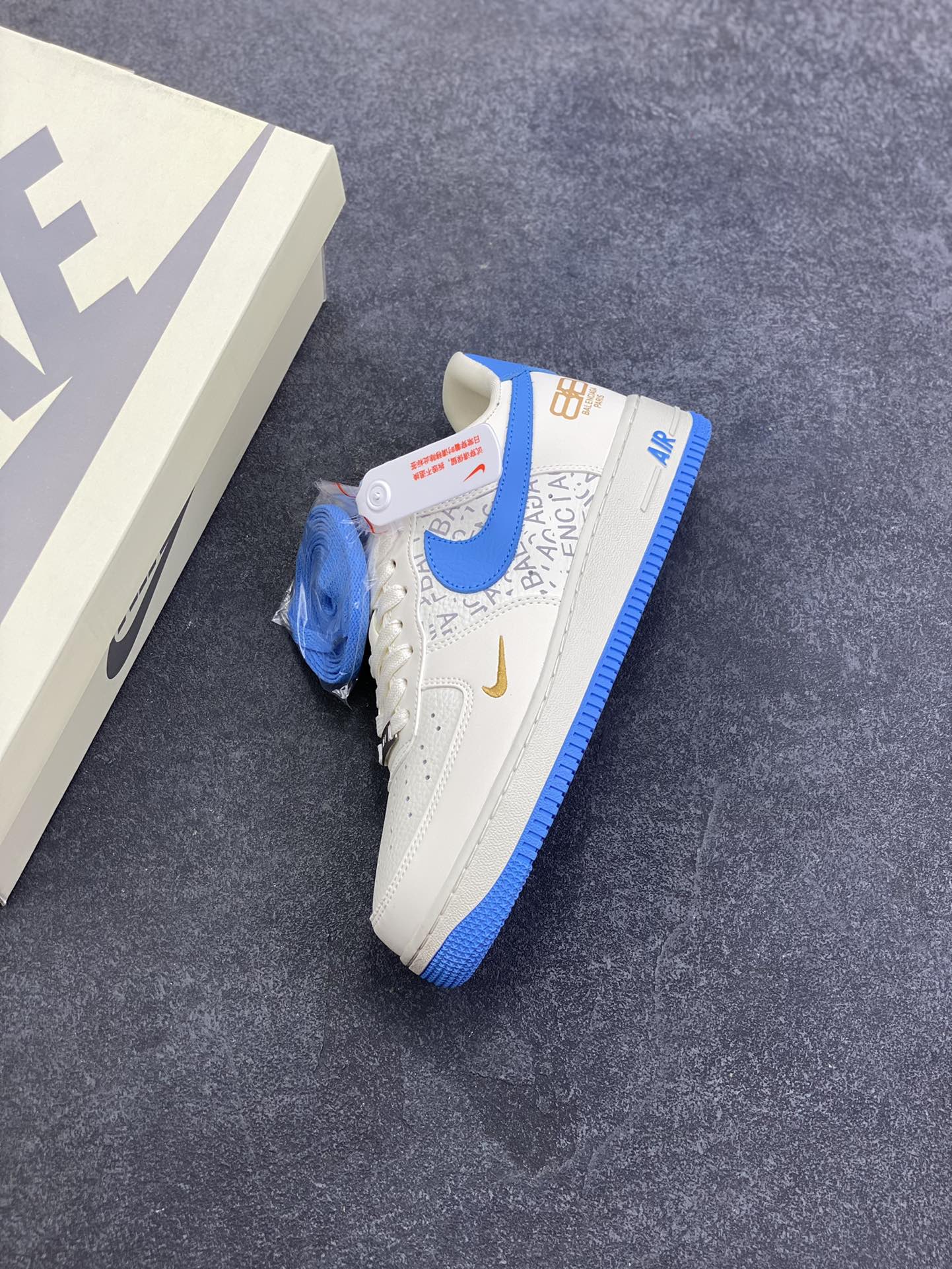 图片[7]-NIke Air Force 1 \’07 Low 巴黎世家联名–白蓝金 空军一号低帮 运动鞋 休闲鞋 高级夜光效果 折边针车 工艺难度大 原楦头原纸板 高端定制鞋盒 原厂鞋底 超高清洁度 细节完美 货号：YF9511-803 尺码：36 36.5 37.5 38 38.5 39 40 40.5 41 42 42.5 43 44 44.5 45-选品中心