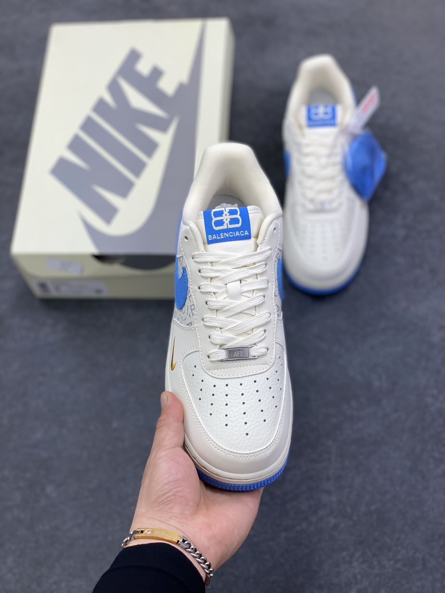 图片[2]-NIke Air Force 1 \’07 Low 巴黎世家联名–白蓝金 空军一号低帮 运动鞋 休闲鞋 高级夜光效果 折边针车 工艺难度大 原楦头原纸板 高端定制鞋盒 原厂鞋底 超高清洁度 细节完美 货号：YF9511-803 尺码：36 36.5 37.5 38 38.5 39 40 40.5 41 42 42.5 43 44 44.5 45-选品中心