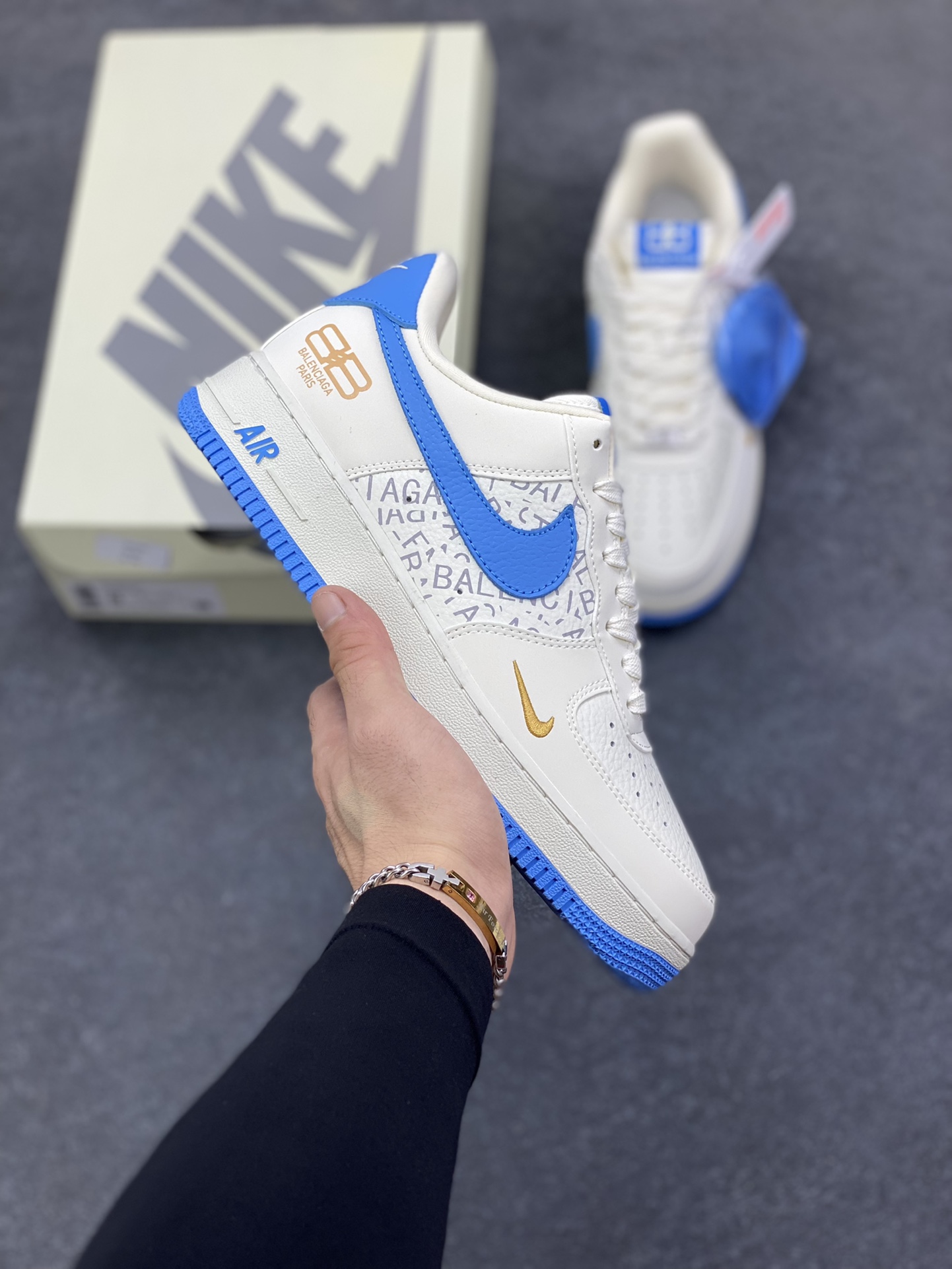 NIke Air Force 1 \'07 Low 巴黎世家联名--白蓝金 空军一号低帮 运动鞋 休闲鞋 高级夜光效果 折边针车 工艺难度大 原楦头原纸板 高端定制鞋盒 原厂鞋底 超高清洁度 细节完美 货号：YF9511-803 尺码：36 36.5 37.5 38 38.5 39 40 40.5 41 42 42.5 43 44 44.5 45-选品中心