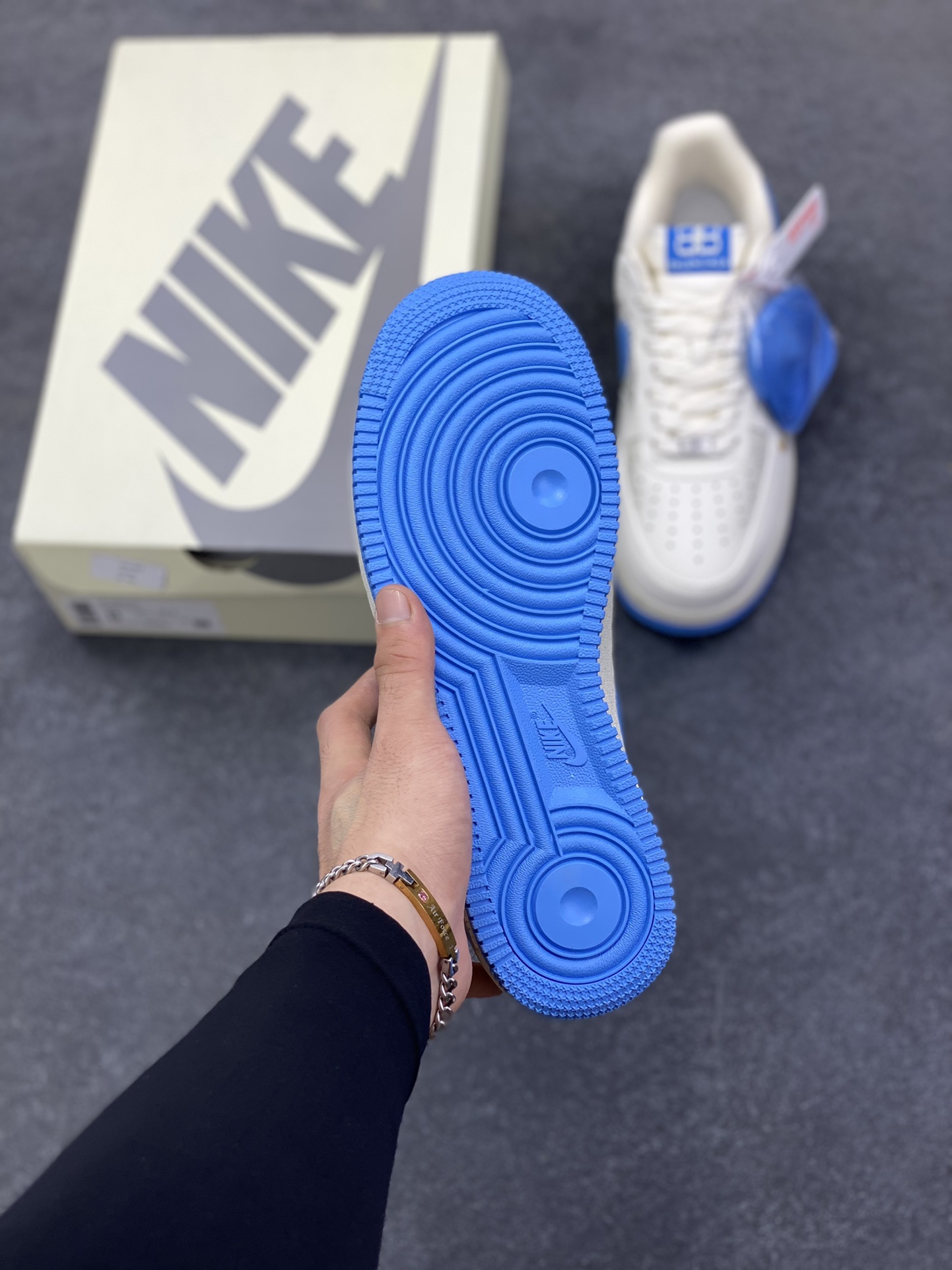 图片[5]-NIke Air Force 1 \’07 Low 巴黎世家联名–白蓝金 空军一号低帮 运动鞋 休闲鞋 高级夜光效果 折边针车 工艺难度大 原楦头原纸板 高端定制鞋盒 原厂鞋底 超高清洁度 细节完美 货号：YF9511-803 尺码：36 36.5 37.5 38 38.5 39 40 40.5 41 42 42.5 43 44 44.5 45-选品中心