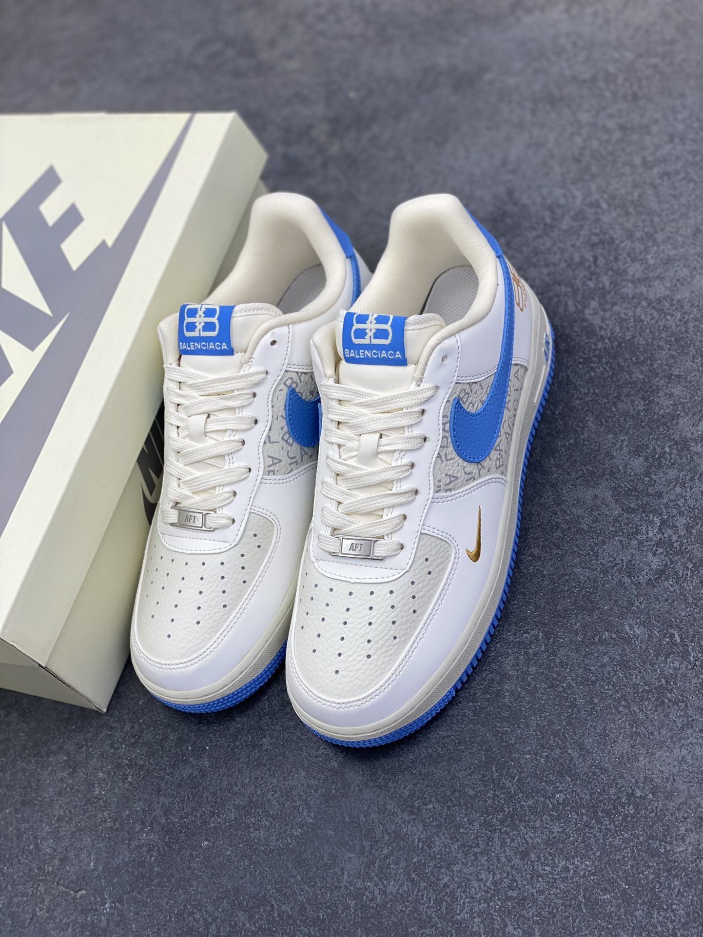 图片[8]-NIke Air Force 1 \’07 Low 巴黎世家联名–白蓝金 空军一号低帮 运动鞋 休闲鞋 高级夜光效果 折边针车 工艺难度大 原楦头原纸板 高端定制鞋盒 原厂鞋底 超高清洁度 细节完美 货号：YF9511-803 尺码：36 36.5 37.5 38 38.5 39 40 40.5 41 42 42.5 43 44 44.5 45-选品中心