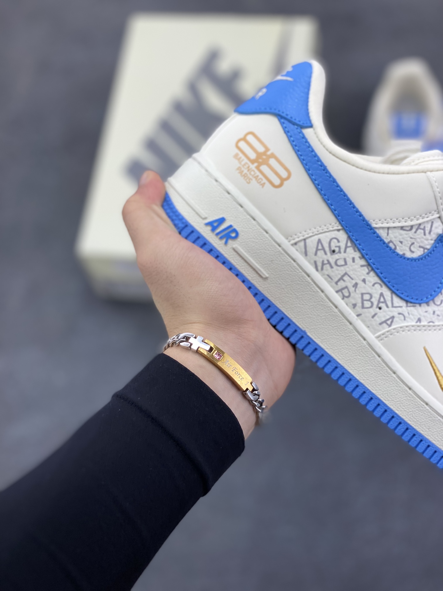 图片[6]-NIke Air Force 1 \’07 Low 巴黎世家联名–白蓝金 空军一号低帮 运动鞋 休闲鞋 高级夜光效果 折边针车 工艺难度大 原楦头原纸板 高端定制鞋盒 原厂鞋底 超高清洁度 细节完美 货号：YF9511-803 尺码：36 36.5 37.5 38 38.5 39 40 40.5 41 42 42.5 43 44 44.5 45-选品中心