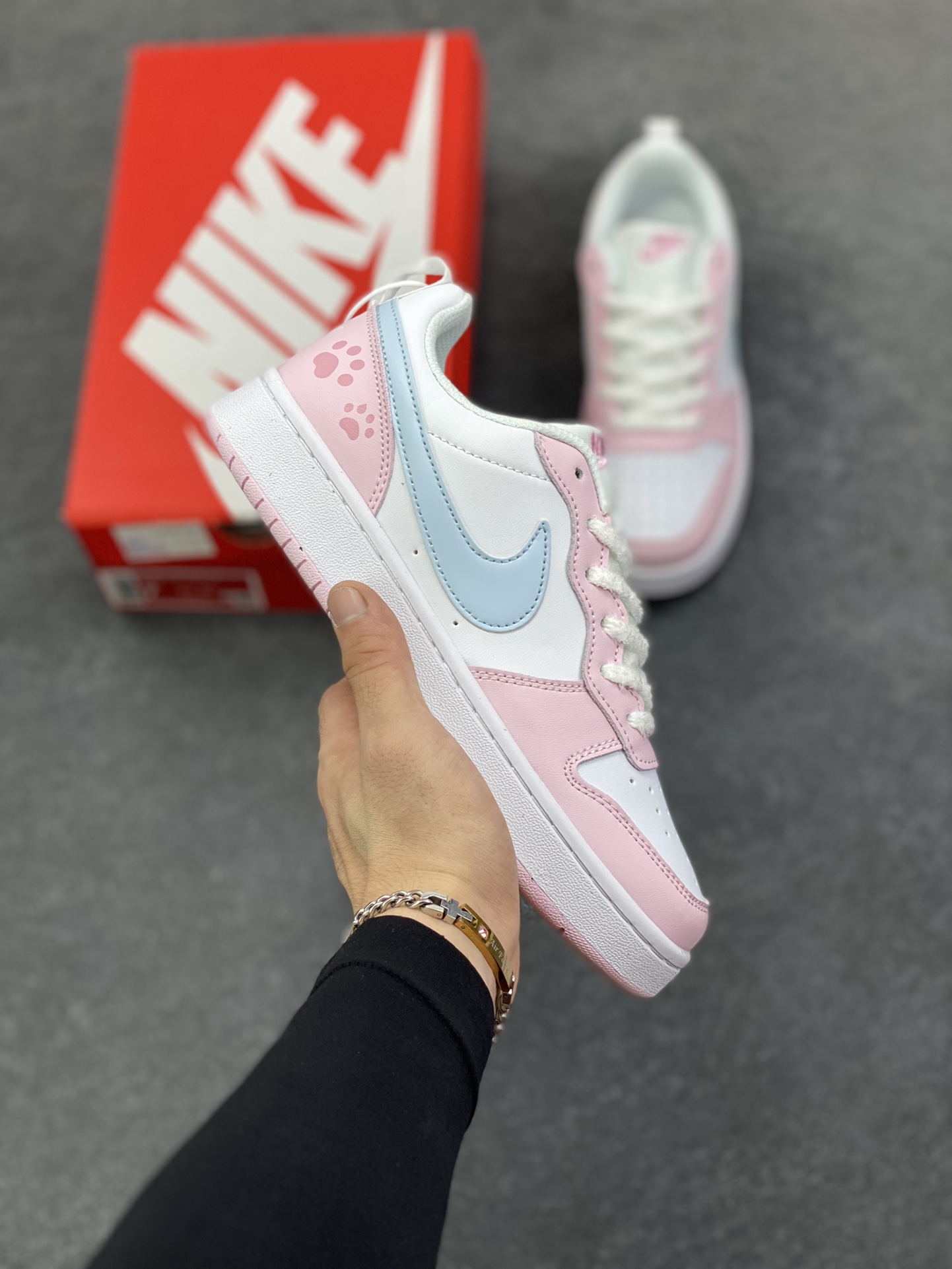 福利特价 Nike Court Borough 低帮百搭透气休闲运动板鞋男女鞋 经典耐用的设计，兼顾舒适脚感和出众风范，演绎匠心之作。结构性的支撑贴合感结合复古篮球设计，塑就场外全明星风范。 货号：DV5456-105 尺码：36 36.5 37.5 38 38.5 39 40 40.5 4142 42.5 43 44 44.5 45-选品中心