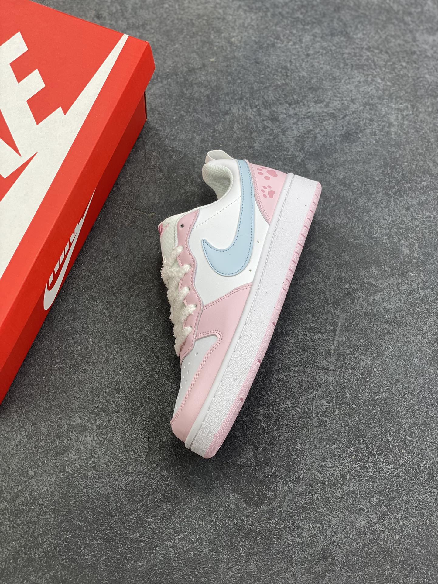 图片[7]-福利特价 Nike Court Borough 低帮百搭透气休闲运动板鞋男女鞋 经典耐用的设计，兼顾舒适脚感和出众风范，演绎匠心之作。结构性的支撑贴合感结合复古篮球设计，塑就场外全明星风范。 货号：DV5456-105 尺码：36 36.5 37.5 38 38.5 39 40 40.5 4142 42.5 43 44 44.5 45-选品中心