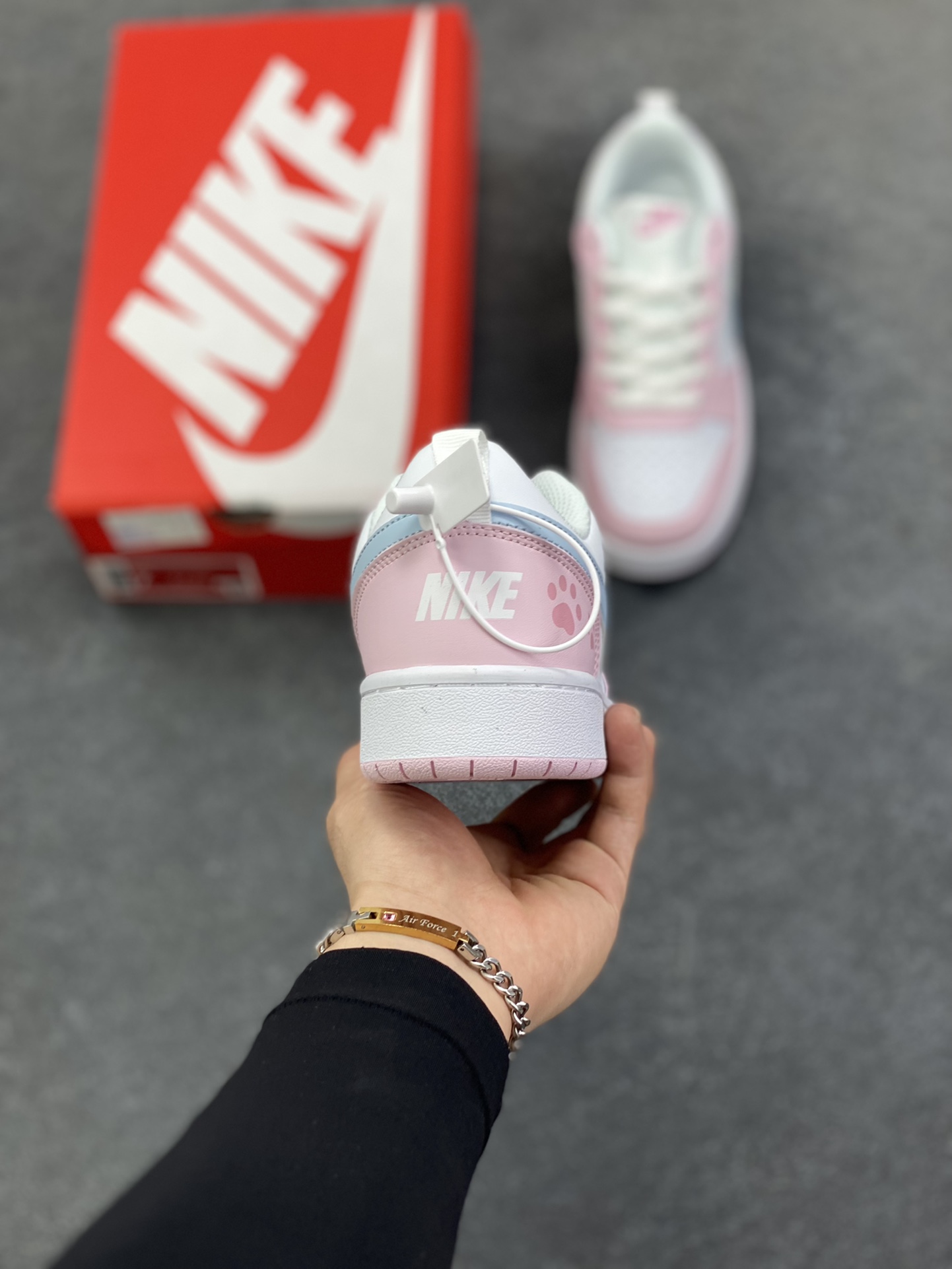 图片[4]-福利特价 Nike Court Borough 低帮百搭透气休闲运动板鞋男女鞋 经典耐用的设计，兼顾舒适脚感和出众风范，演绎匠心之作。结构性的支撑贴合感结合复古篮球设计，塑就场外全明星风范。 货号：DV5456-105 尺码：36 36.5 37.5 38 38.5 39 40 40.5 4142 42.5 43 44 44.5 45-选品中心