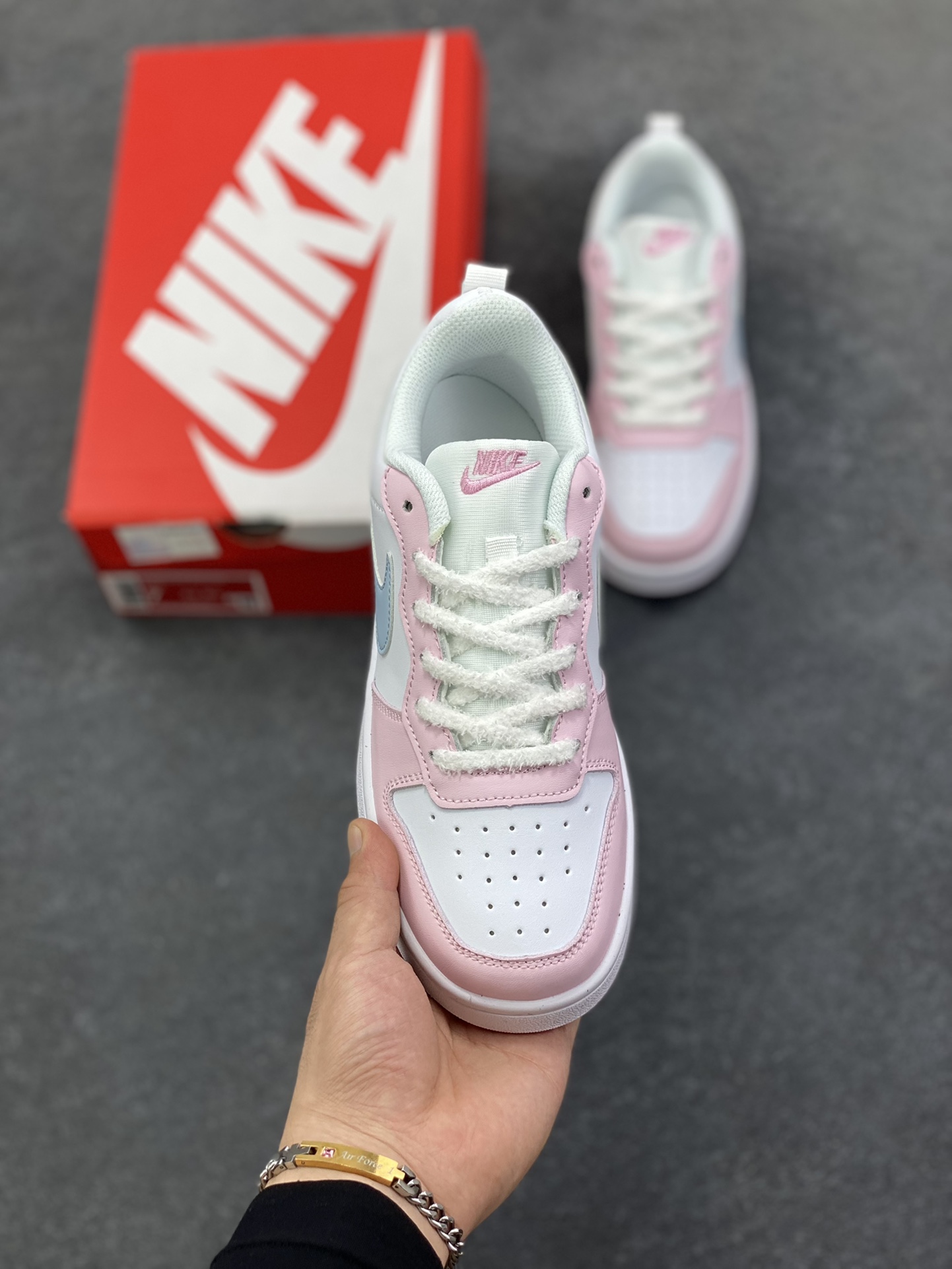 图片[2]-福利特价 Nike Court Borough 低帮百搭透气休闲运动板鞋男女鞋 经典耐用的设计，兼顾舒适脚感和出众风范，演绎匠心之作。结构性的支撑贴合感结合复古篮球设计，塑就场外全明星风范。 货号：DV5456-105 尺码：36 36.5 37.5 38 38.5 39 40 40.5 4142 42.5 43 44 44.5 45-选品中心