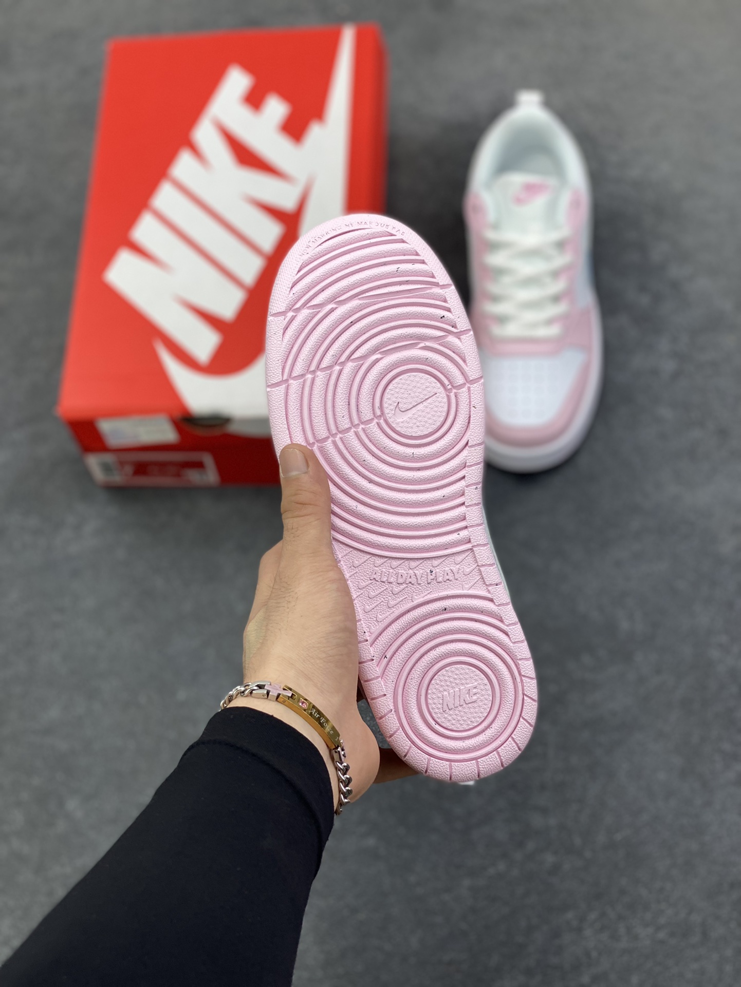 图片[5]-福利特价 Nike Court Borough 低帮百搭透气休闲运动板鞋男女鞋 经典耐用的设计，兼顾舒适脚感和出众风范，演绎匠心之作。结构性的支撑贴合感结合复古篮球设计，塑就场外全明星风范。 货号：DV5456-105 尺码：36 36.5 37.5 38 38.5 39 40 40.5 4142 42.5 43 44 44.5 45-选品中心