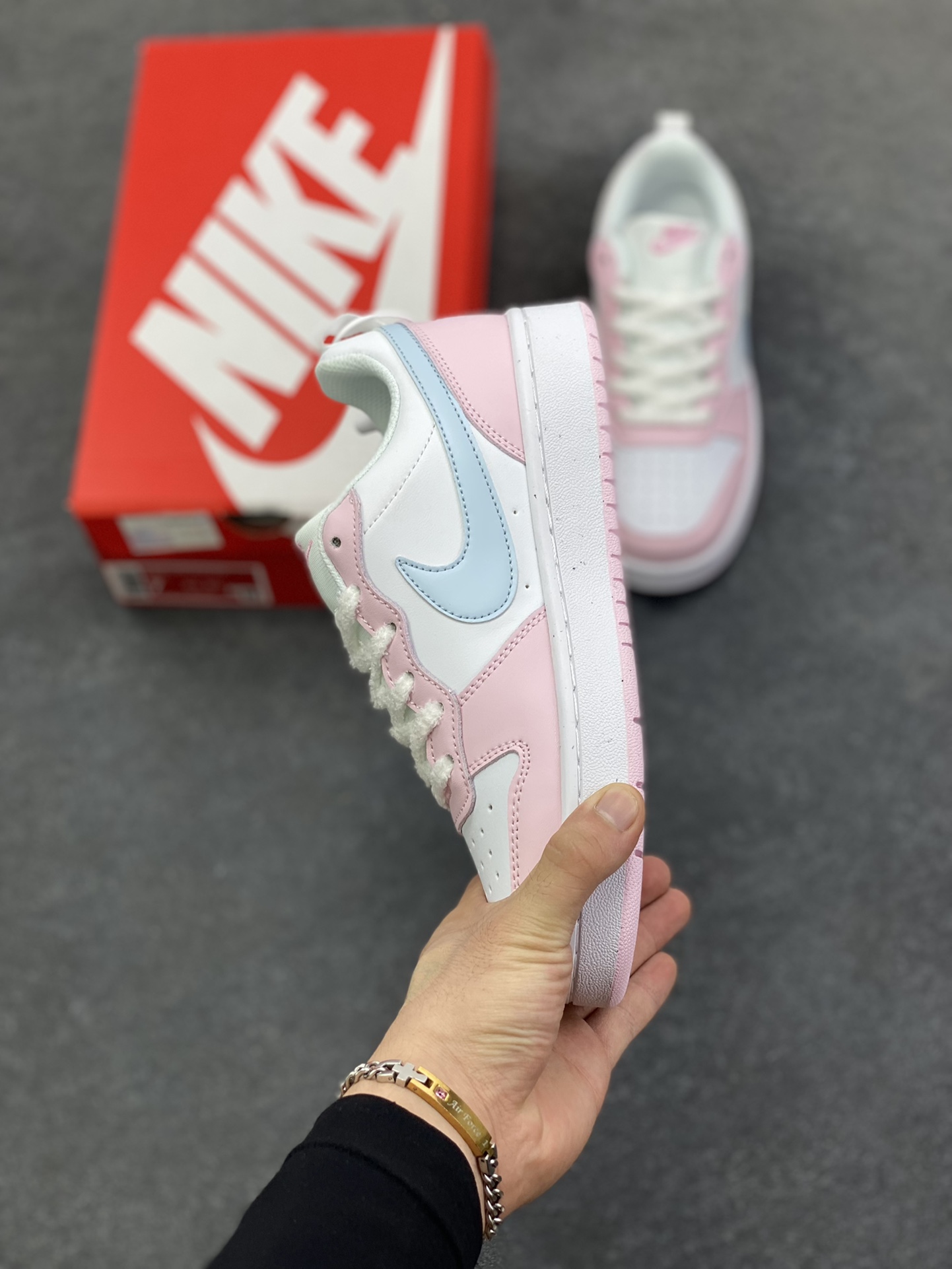 图片[3]-福利特价 Nike Court Borough 低帮百搭透气休闲运动板鞋男女鞋 经典耐用的设计，兼顾舒适脚感和出众风范，演绎匠心之作。结构性的支撑贴合感结合复古篮球设计，塑就场外全明星风范。 货号：DV5456-105 尺码：36 36.5 37.5 38 38.5 39 40 40.5 4142 42.5 43 44 44.5 45-选品中心