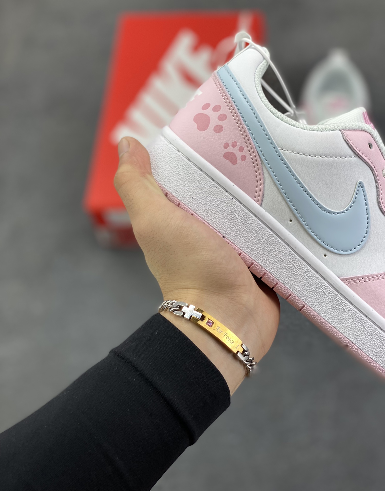 图片[6]-福利特价 Nike Court Borough 低帮百搭透气休闲运动板鞋男女鞋 经典耐用的设计，兼顾舒适脚感和出众风范，演绎匠心之作。结构性的支撑贴合感结合复古篮球设计，塑就场外全明星风范。 货号：DV5456-105 尺码：36 36.5 37.5 38 38.5 39 40 40.5 4142 42.5 43 44 44.5 45-选品中心