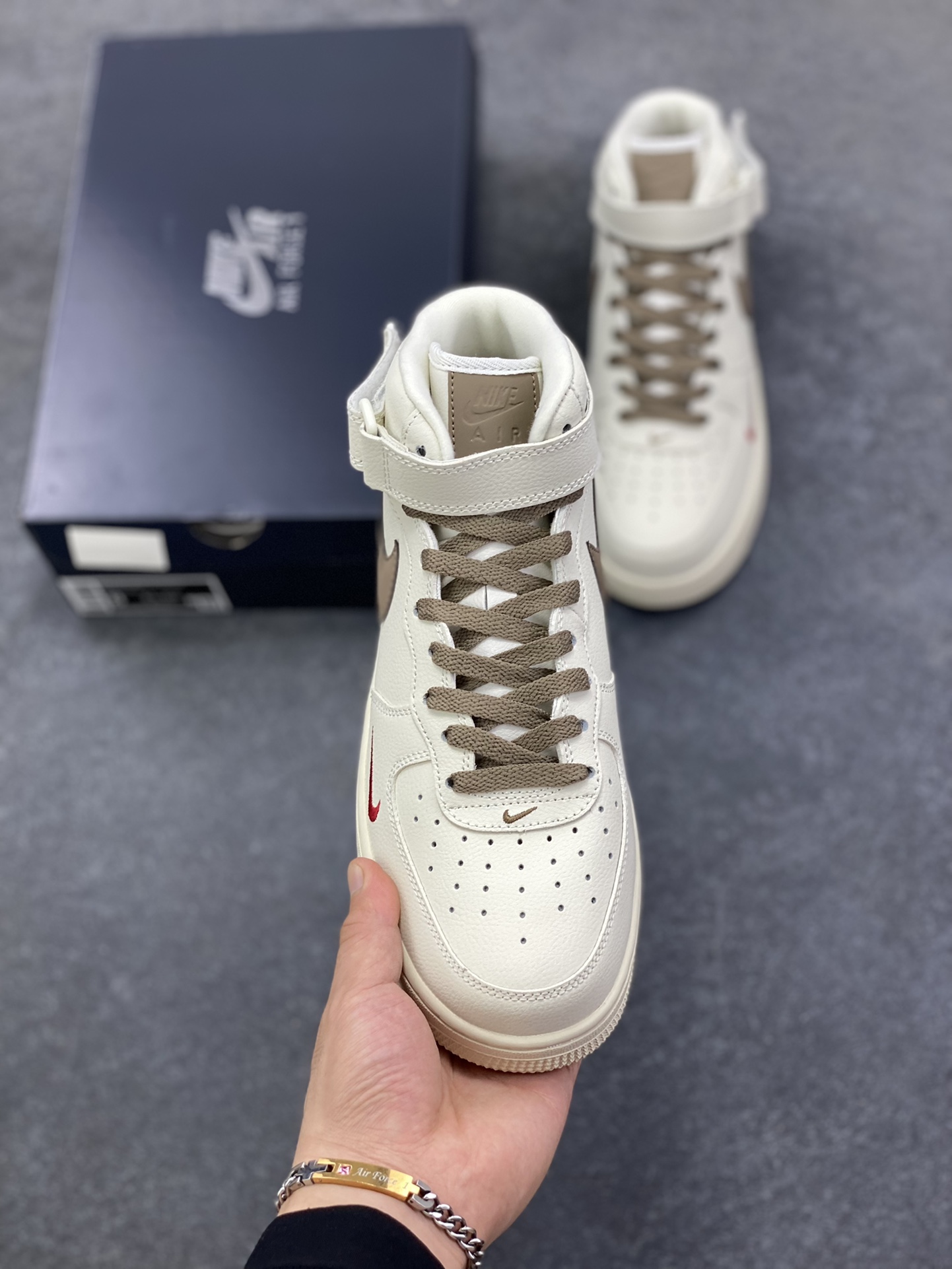 图片[2]-Nike Air Force 1‘07 奶咖浅褐 空军一号中帮休闲运动板鞋 原楦头原纸板 纯正空军版型专注外贸渠道 全掌内置蜂窝气垫 #原盒配件 原厂中底钢印、拉帮完美 货号：808123-996 尺码：36 36.5 37.5 38 38.5 39 40 40.5 41 42 42.5 43 44 44.5 45-选品中心