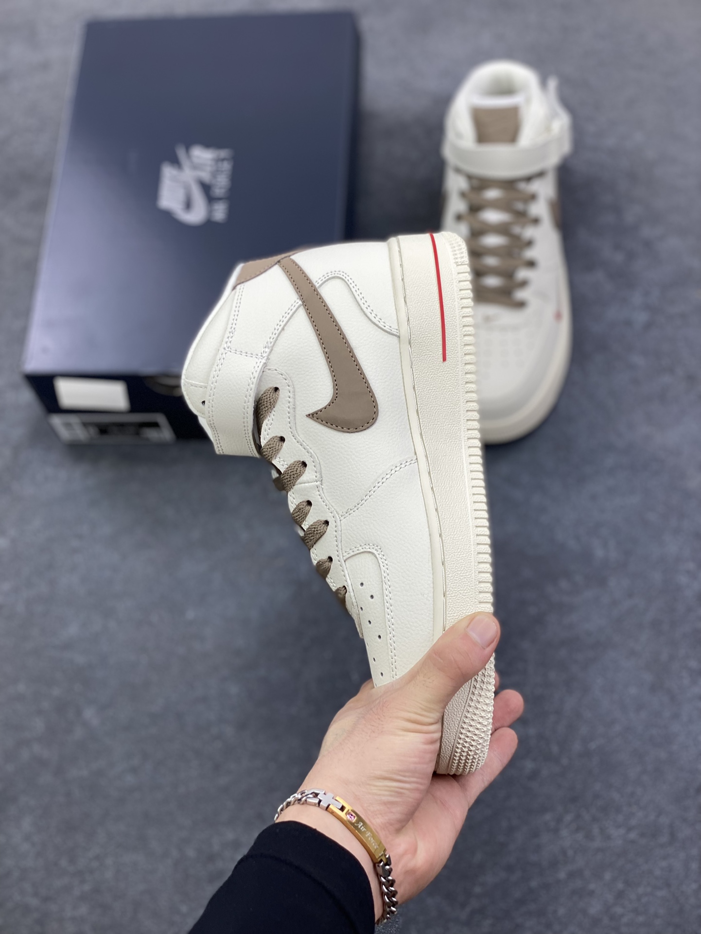 图片[3]-Nike Air Force 1‘07 奶咖浅褐 空军一号中帮休闲运动板鞋 原楦头原纸板 纯正空军版型专注外贸渠道 全掌内置蜂窝气垫 #原盒配件 原厂中底钢印、拉帮完美 货号：808123-996 尺码：36 36.5 37.5 38 38.5 39 40 40.5 41 42 42.5 43 44 44.5 45-选品中心