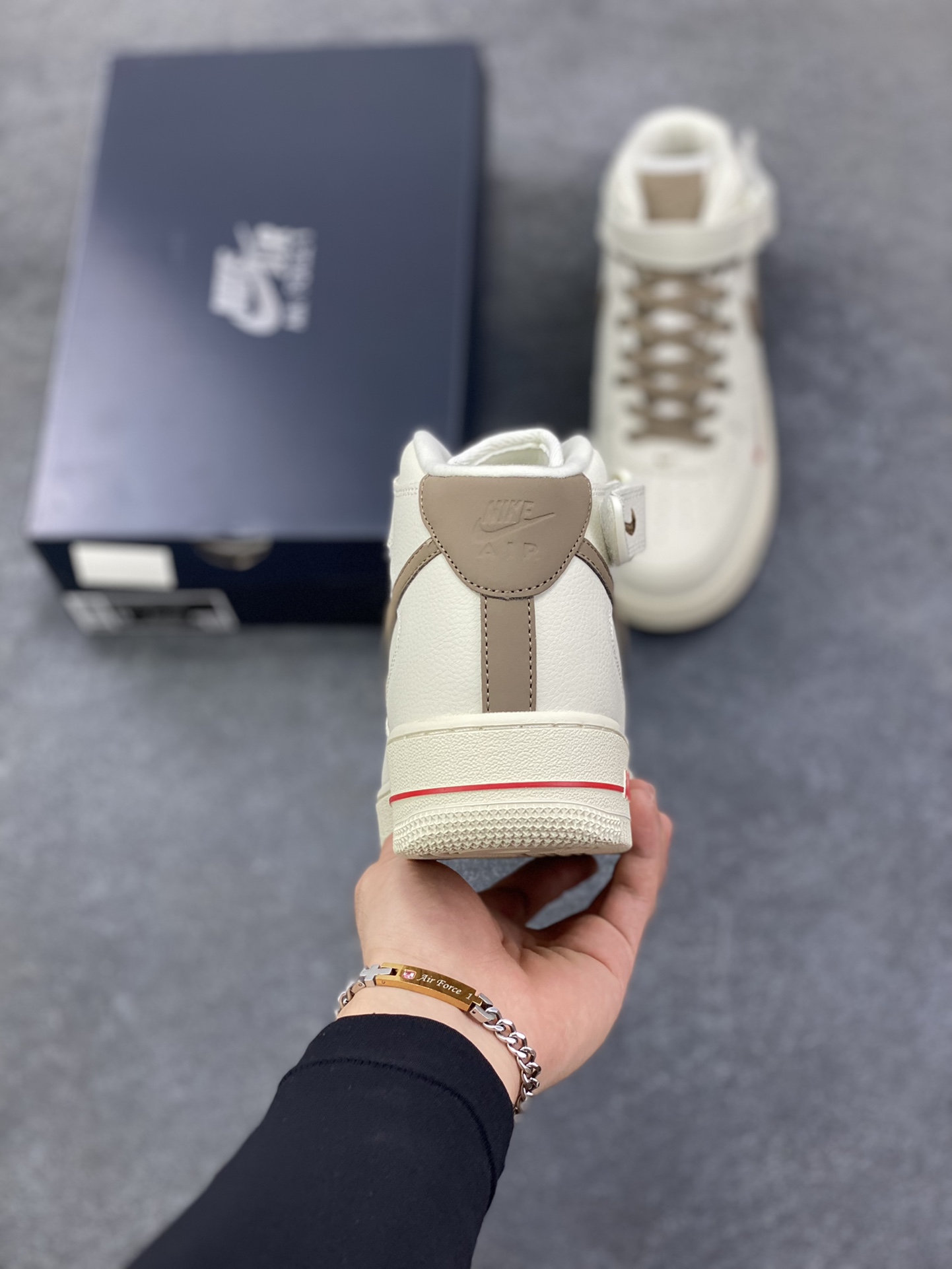 图片[4]-Nike Air Force 1‘07 奶咖浅褐 空军一号中帮休闲运动板鞋 原楦头原纸板 纯正空军版型专注外贸渠道 全掌内置蜂窝气垫 #原盒配件 原厂中底钢印、拉帮完美 货号：808123-996 尺码：36 36.5 37.5 38 38.5 39 40 40.5 41 42 42.5 43 44 44.5 45-选品中心