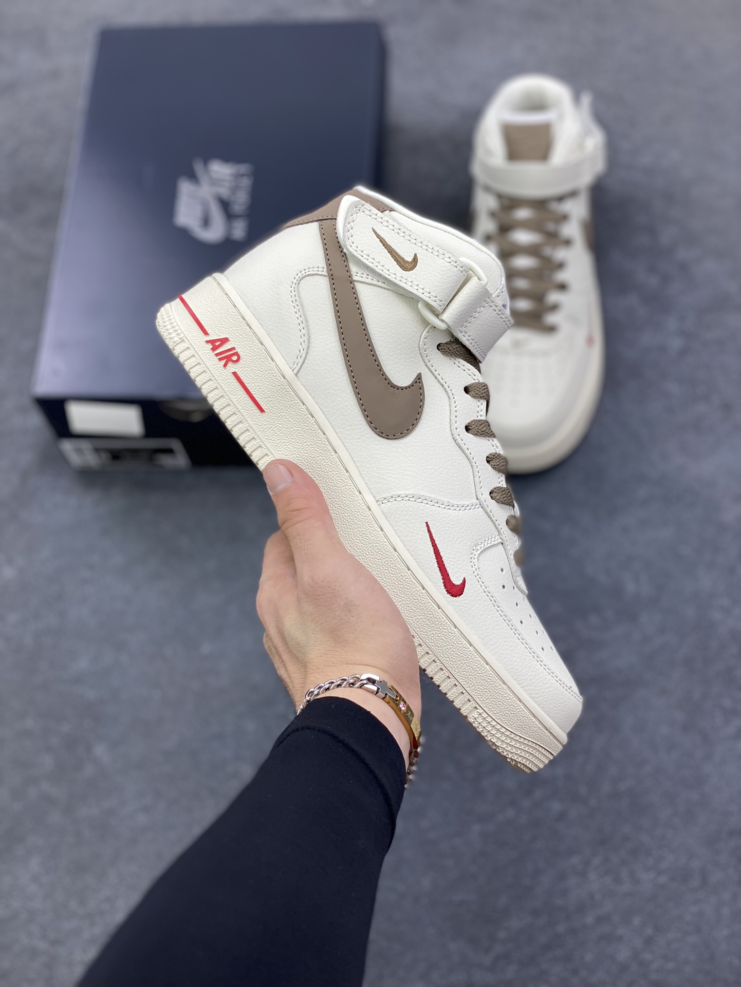 Nike Air Force 1‘07 奶咖浅褐 空军一号中帮休闲运动板鞋 原楦头原纸板 纯正空军版型专注外贸渠道 全掌内置蜂窝气垫 #原盒配件 原厂中底钢印、拉帮完美 货号：808123-996 尺码：36 36.5 37.5 38 38.5 39 40 40.5 41 42 42.5 43 44 44.5 45-选品中心