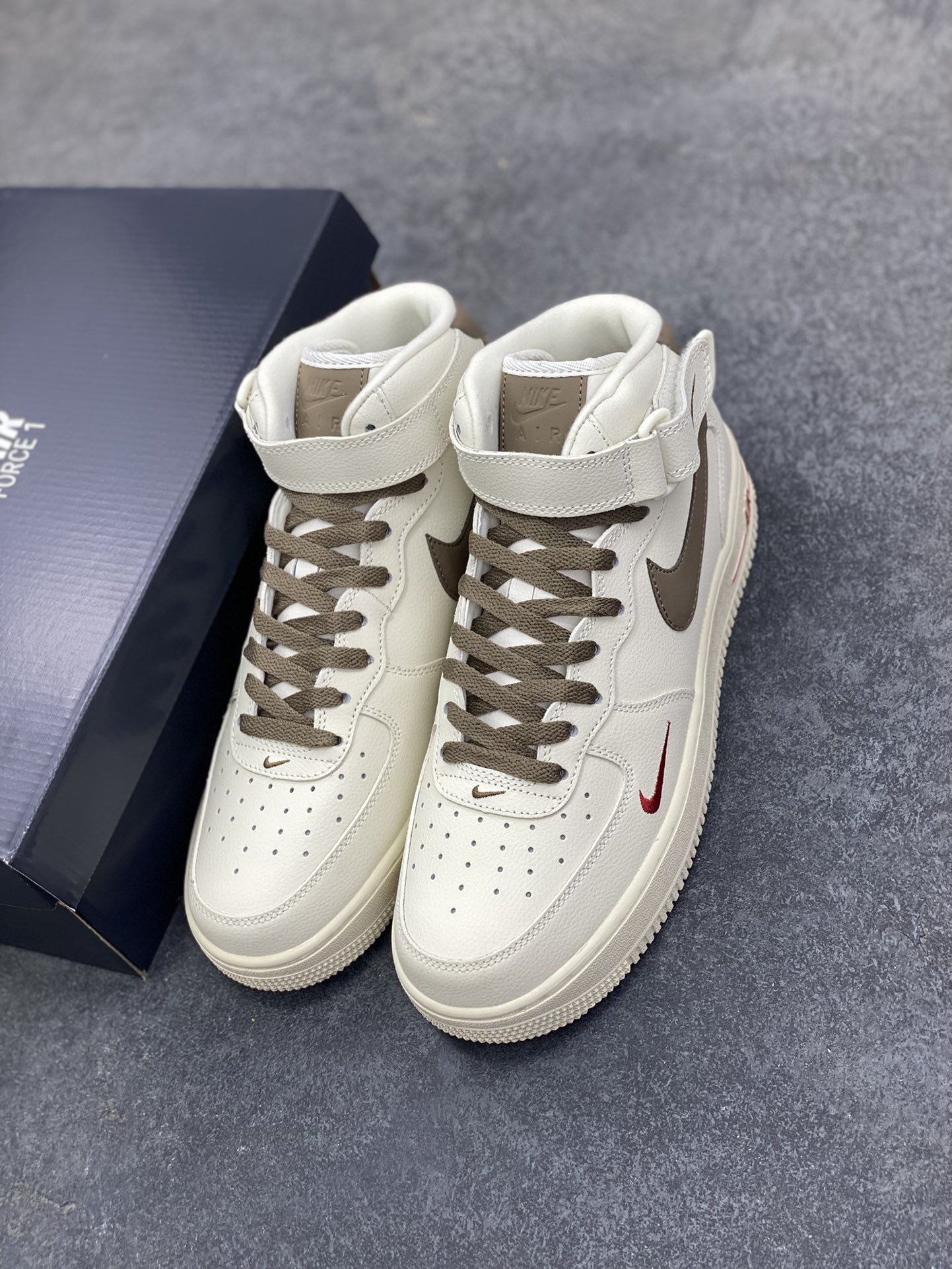 图片[8]-Nike Air Force 1‘07 奶咖浅褐 空军一号中帮休闲运动板鞋 原楦头原纸板 纯正空军版型专注外贸渠道 全掌内置蜂窝气垫 #原盒配件 原厂中底钢印、拉帮完美 货号：808123-996 尺码：36 36.5 37.5 38 38.5 39 40 40.5 41 42 42.5 43 44 44.5 45-选品中心