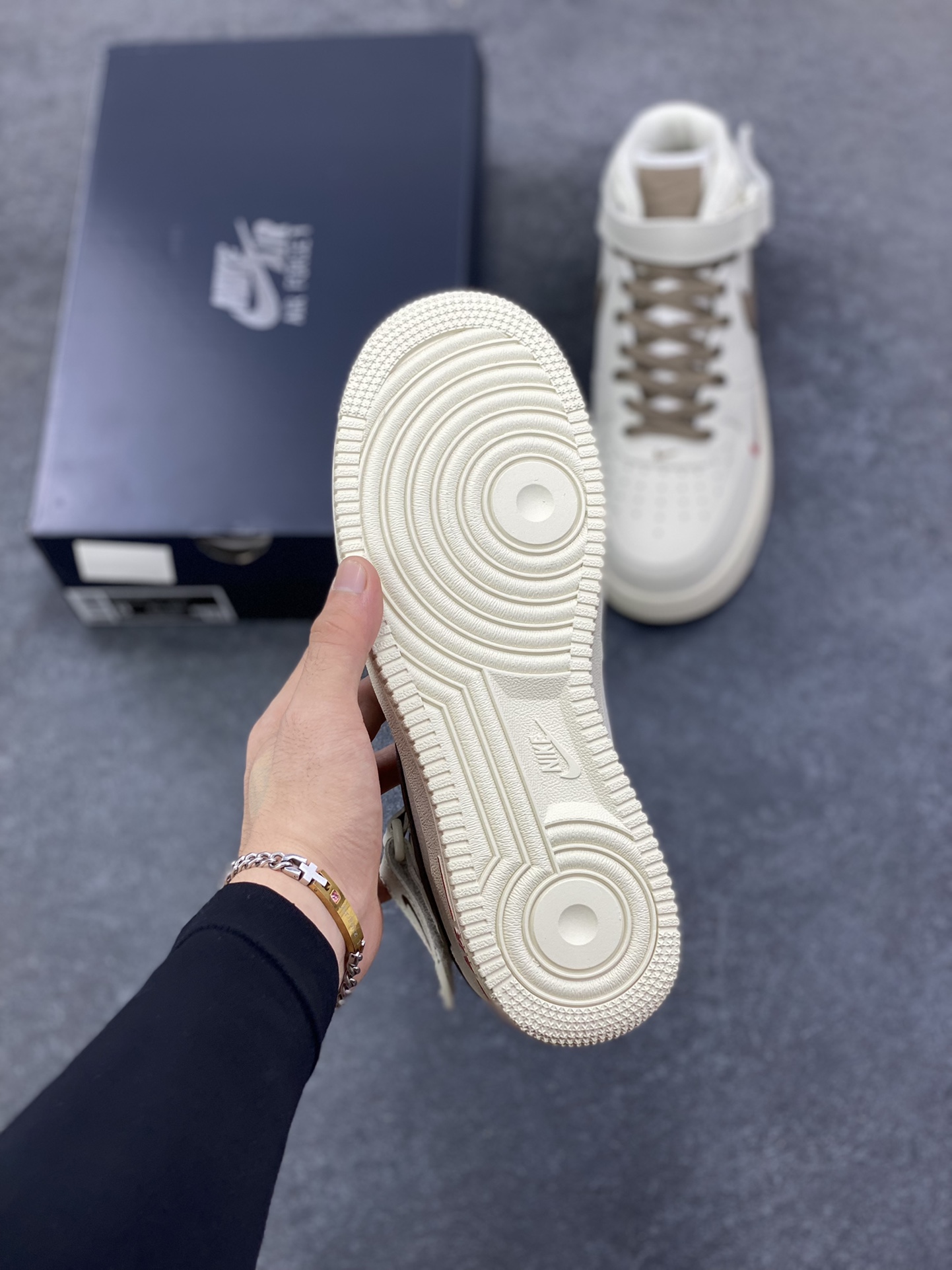 图片[5]-Nike Air Force 1‘07 奶咖浅褐 空军一号中帮休闲运动板鞋 原楦头原纸板 纯正空军版型专注外贸渠道 全掌内置蜂窝气垫 #原盒配件 原厂中底钢印、拉帮完美 货号：808123-996 尺码：36 36.5 37.5 38 38.5 39 40 40.5 41 42 42.5 43 44 44.5 45-选品中心